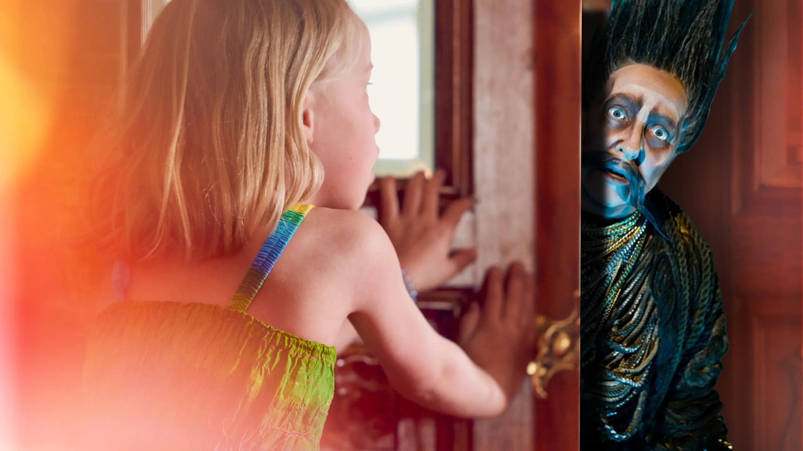 Jente som åpner en dør, der det står et spøkelse