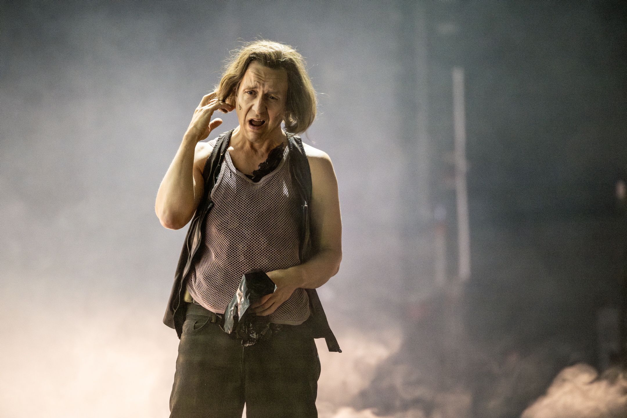 Mann på røykfull scene