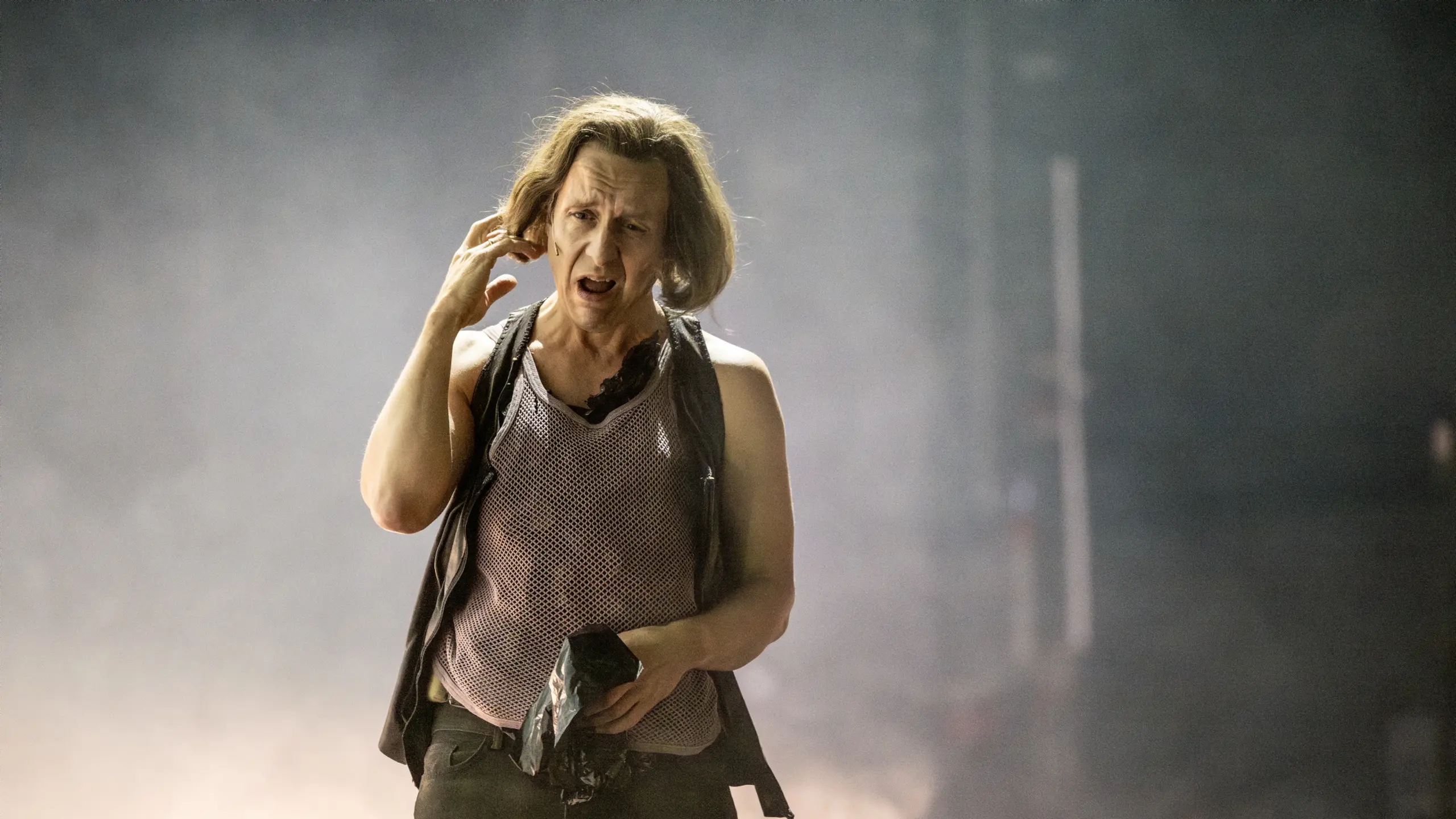 Mann på røykfull scene