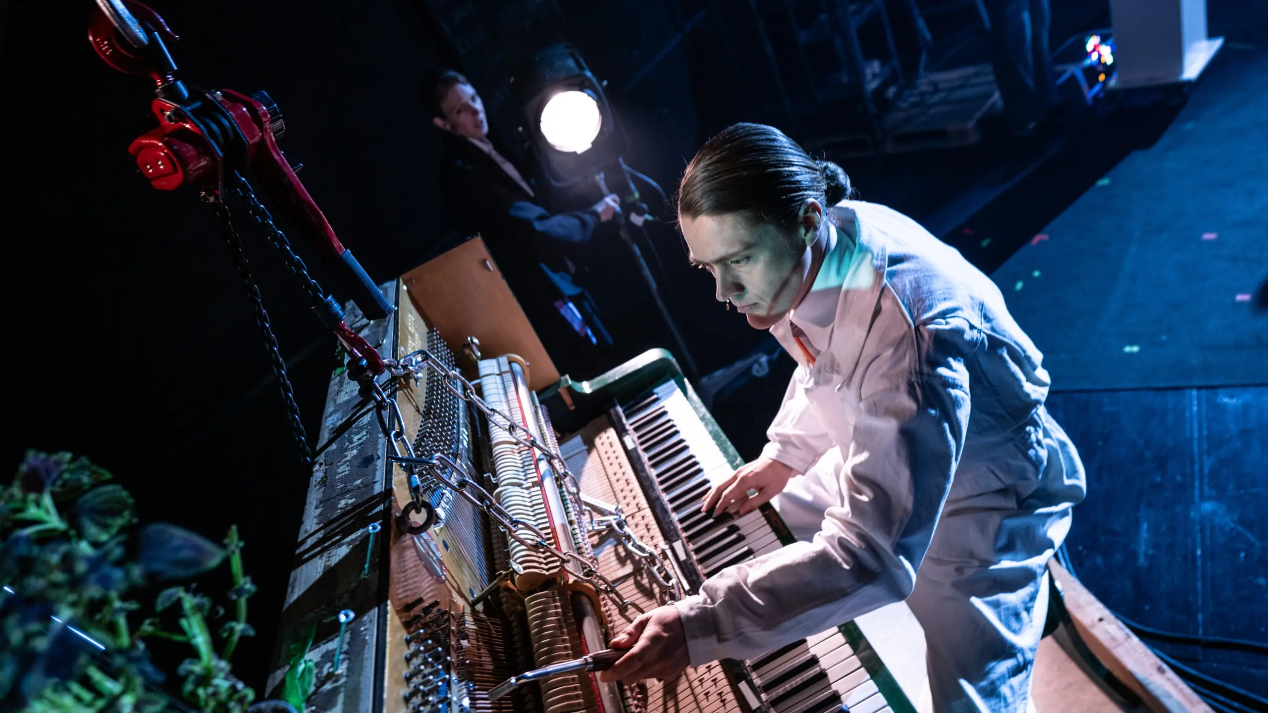 Mann som spiller på piano