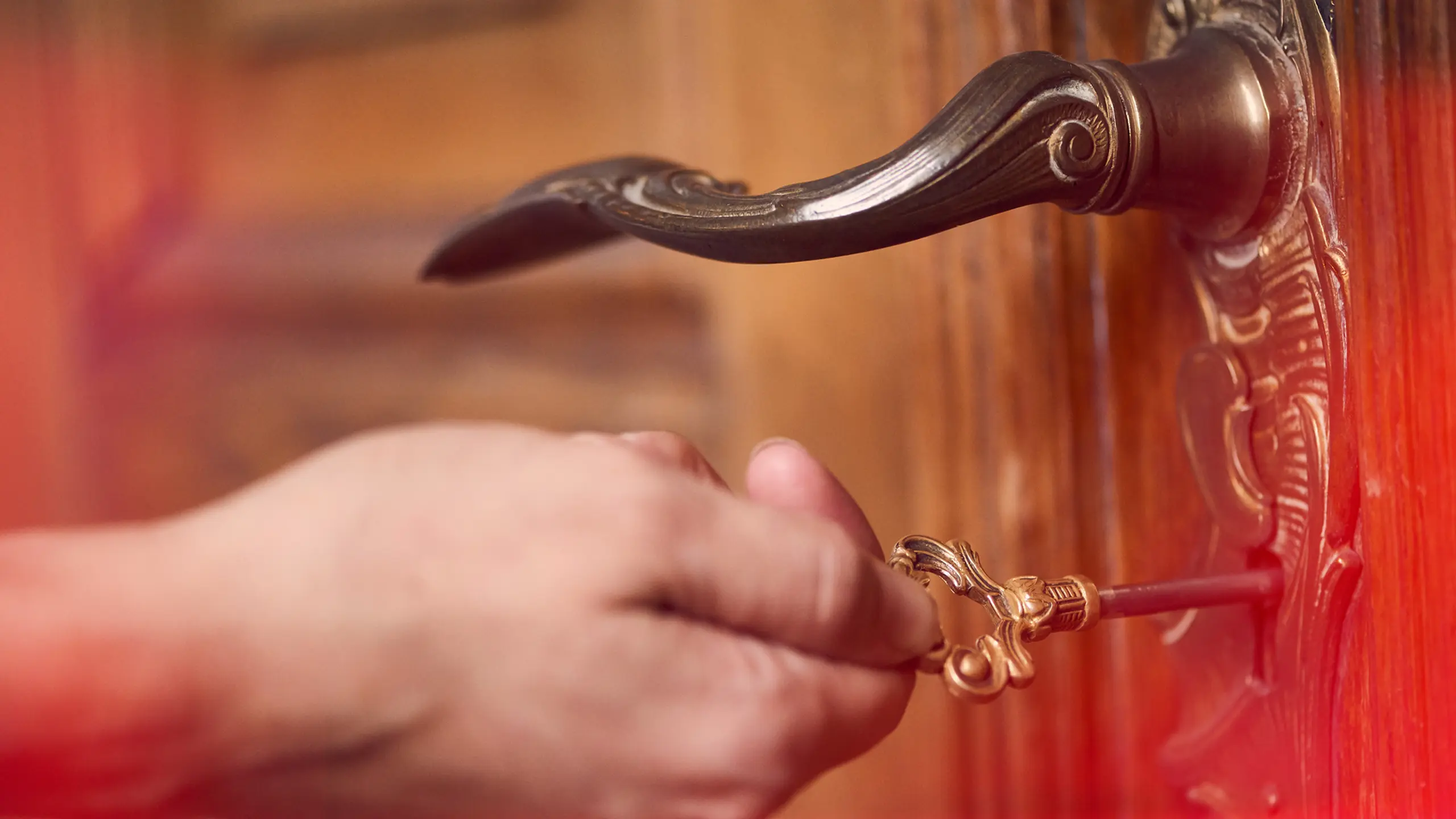 Nøkkel vris om av hånd i gammeldags dør