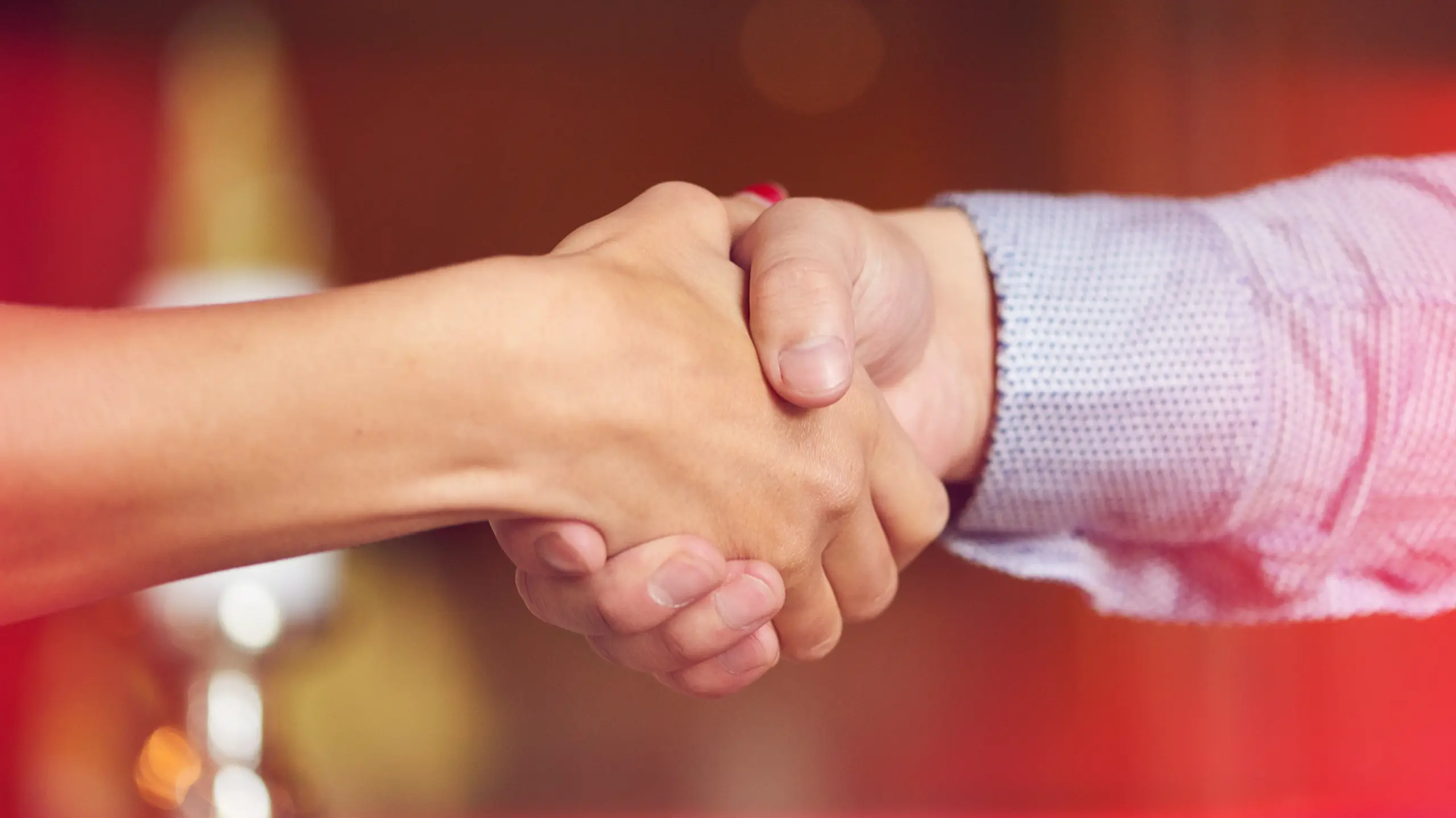 Håndtrykk mellom to personer