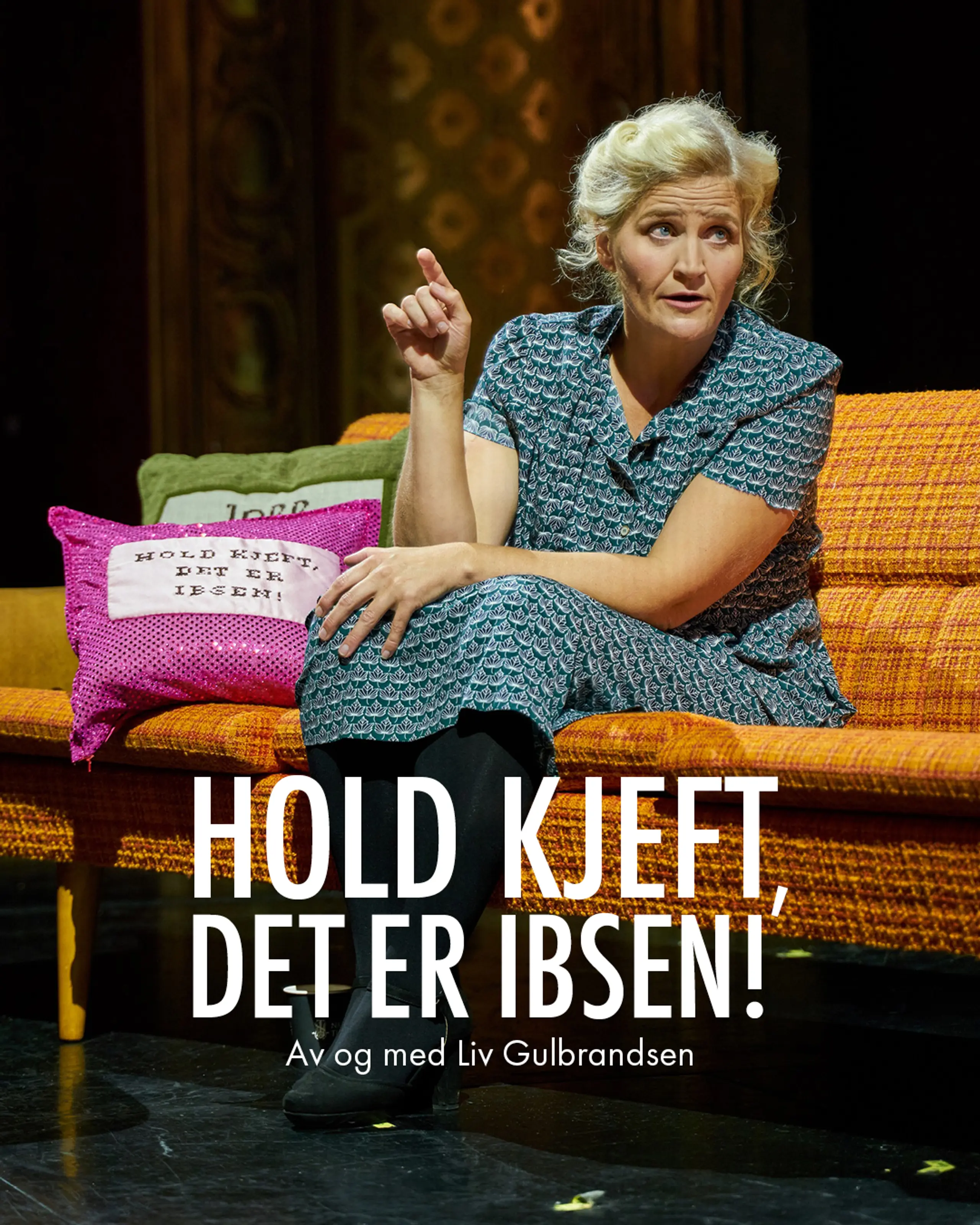 Kvinne sitter i en oransje sofa og gestikulerer, ved siden av henne ligger to puter med teksten "Hold kjeft, det er Ibsen!" Den samme teksten står på bildet, i tillegg til Av og med Liv Gulbrandsen.