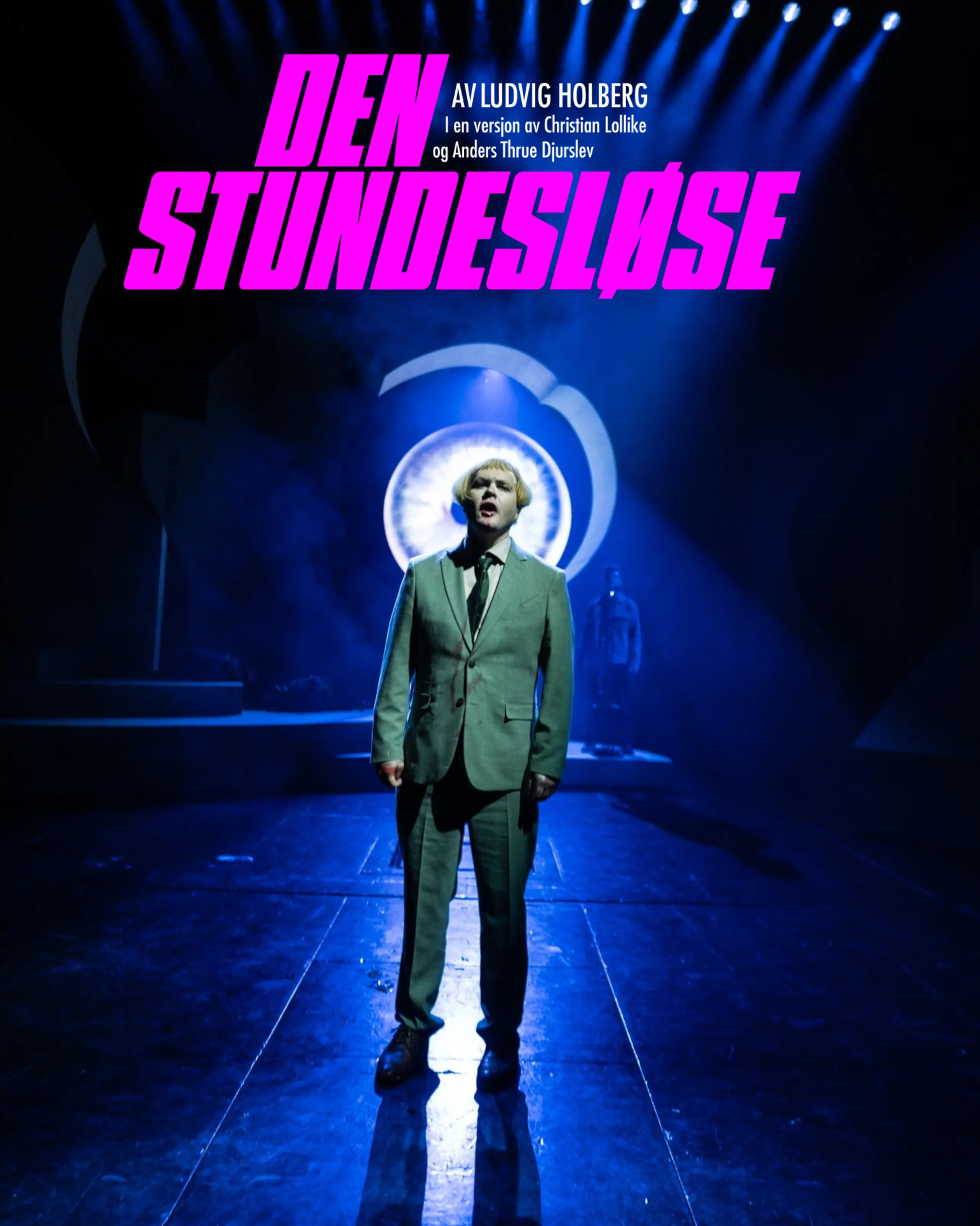 Mann i dress på mørk scene med blått lys. Et stort øye i bakgrunnen. Med tekst "Den stundesløse"