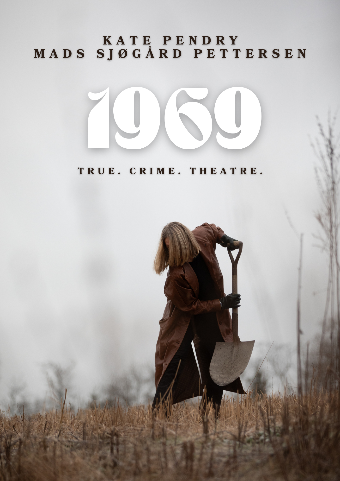 Person med blondt hår i brun frakk graver i en åker med en spade, mot en disig bakgrunn. Teksten viser ‘1969’, ‘Kate Pendry’, ‘Mads Sjøgård Pettersen’ og ‘True. Crime. Theatre.’