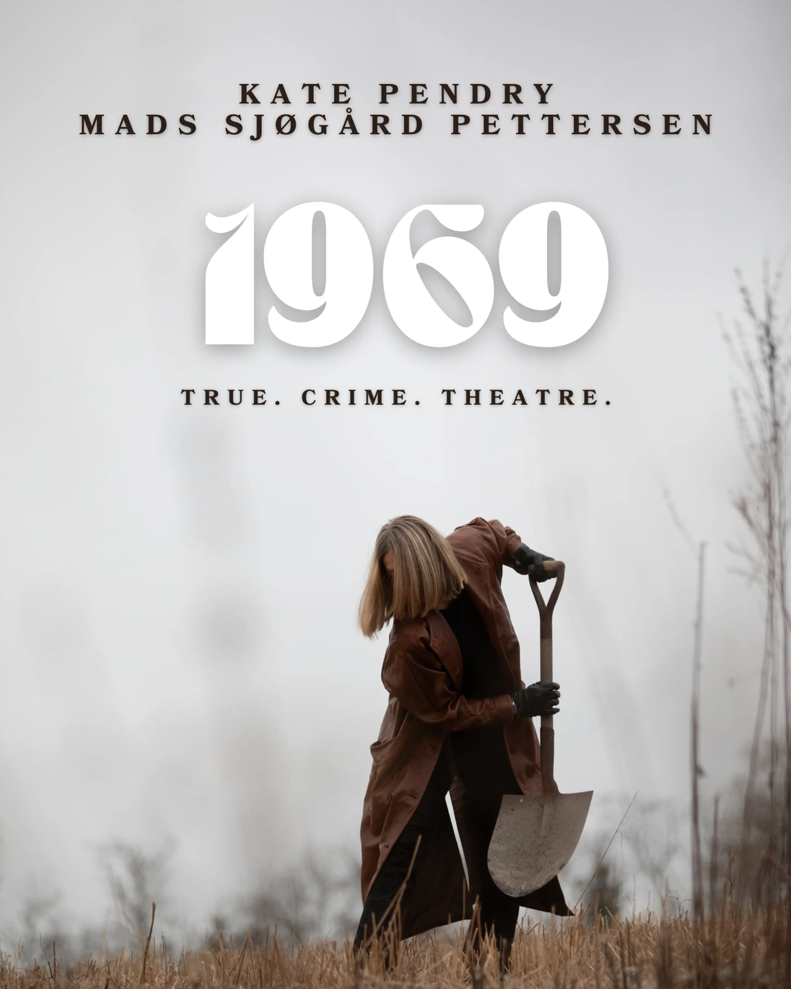 Person med blondt hår i brun frakk graver i en åker med en spade, mot en disig bakgrunn. Teksten viser ‘1969’, ‘Kate Pendry’, ‘Mads Sjøgård Pettersen’ og ‘True. Crime. Theatre.’