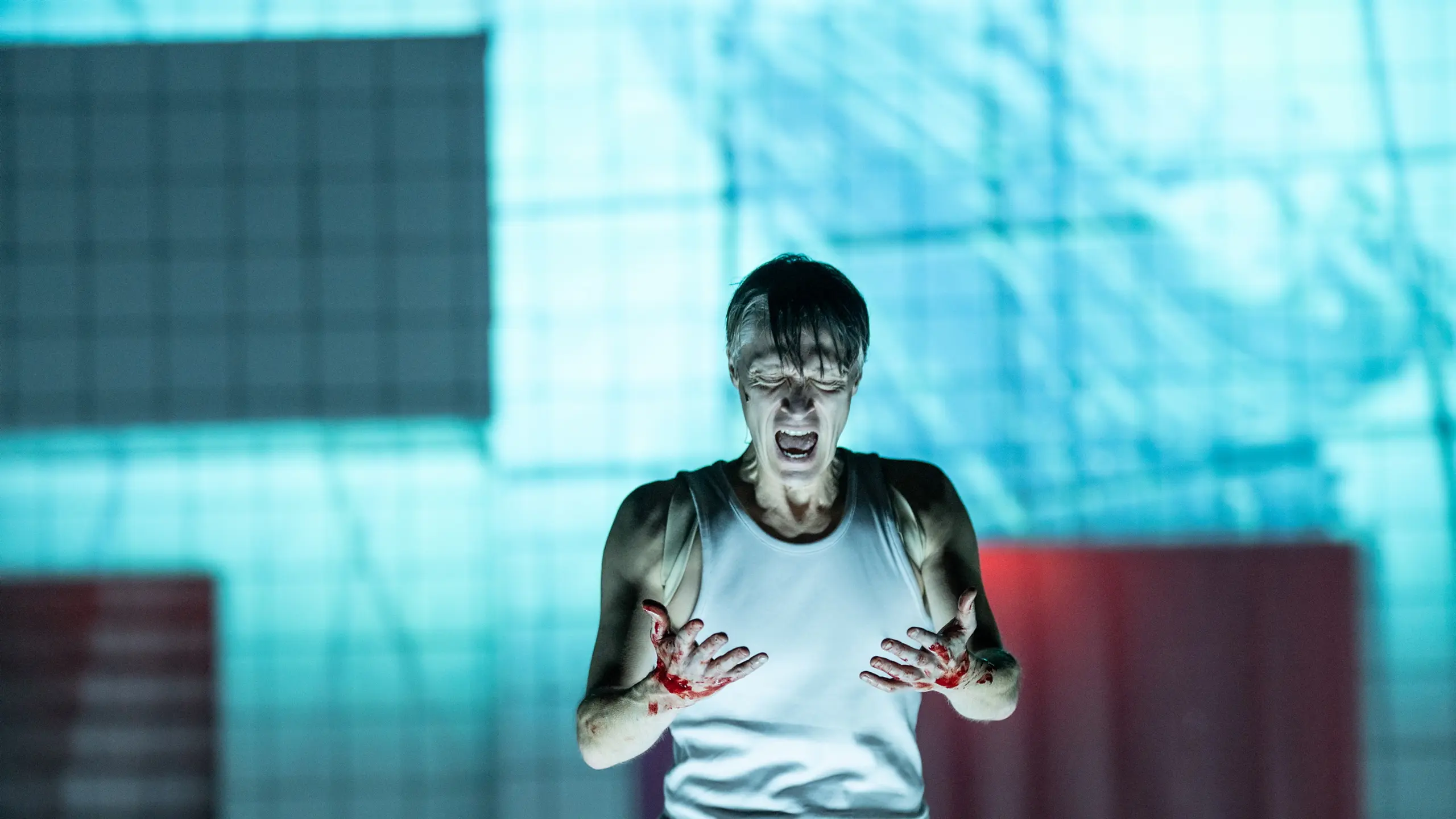 Mann som roper med blodige hender