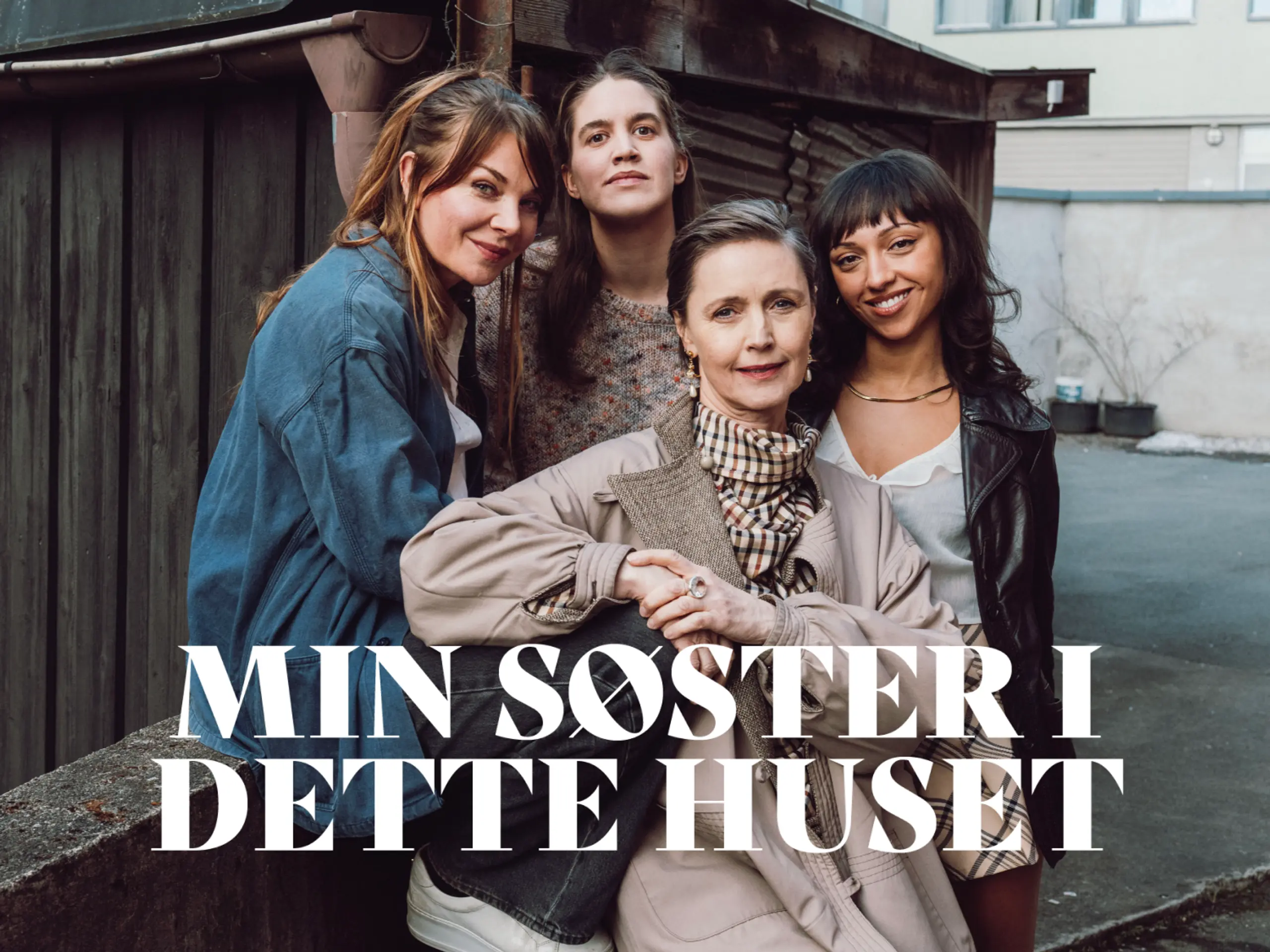 Gruppebilde av fire kvinner foran en bygning, med tekst "Min søster i dette huset"