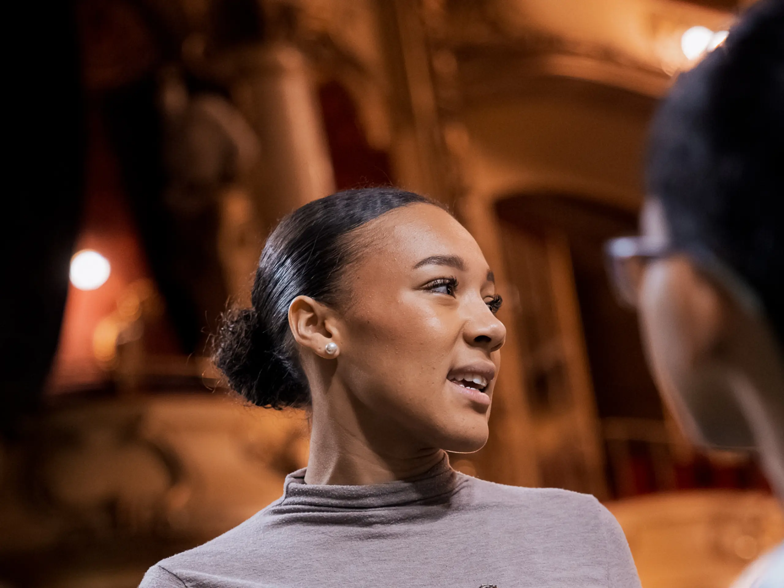 Kvinne på Hovedscenen med "omviser"-skilt på genseren