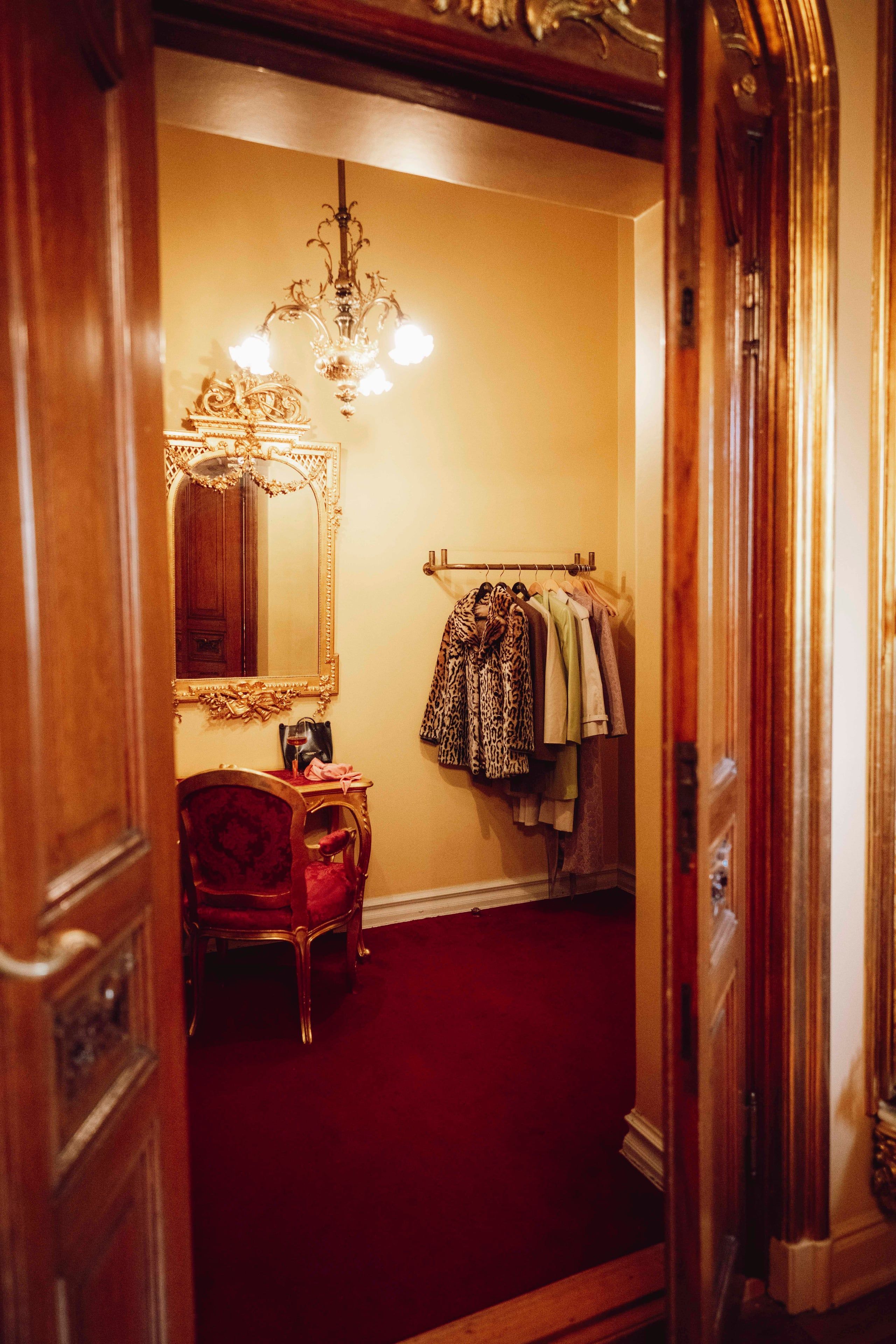 Egen garderobe tilknyttet Kongelosjen med historisk interiør, pudderbord og speil.