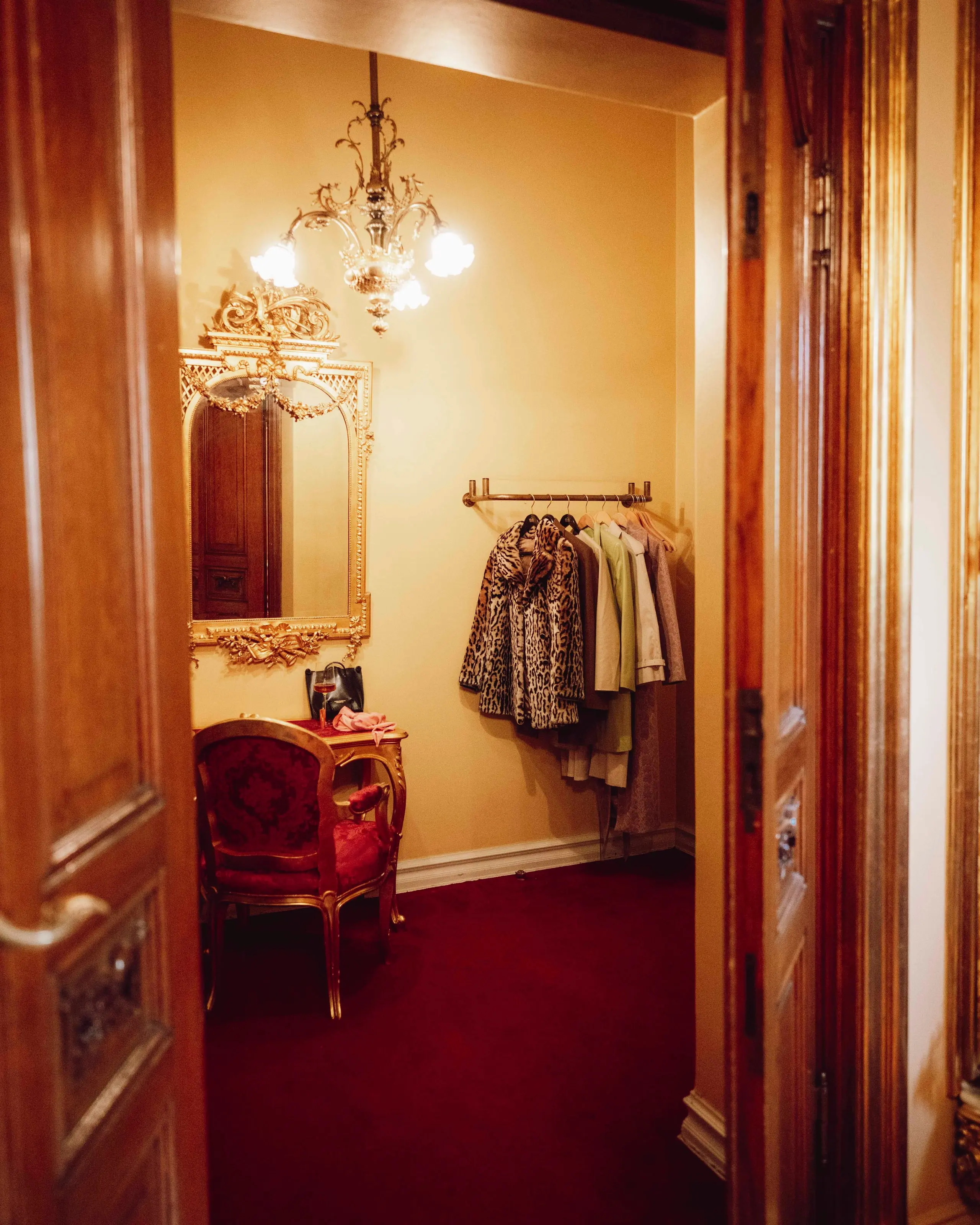 Egen garderobe tilknyttet Kongelosjen med historisk interiør, pudderbord og speil.