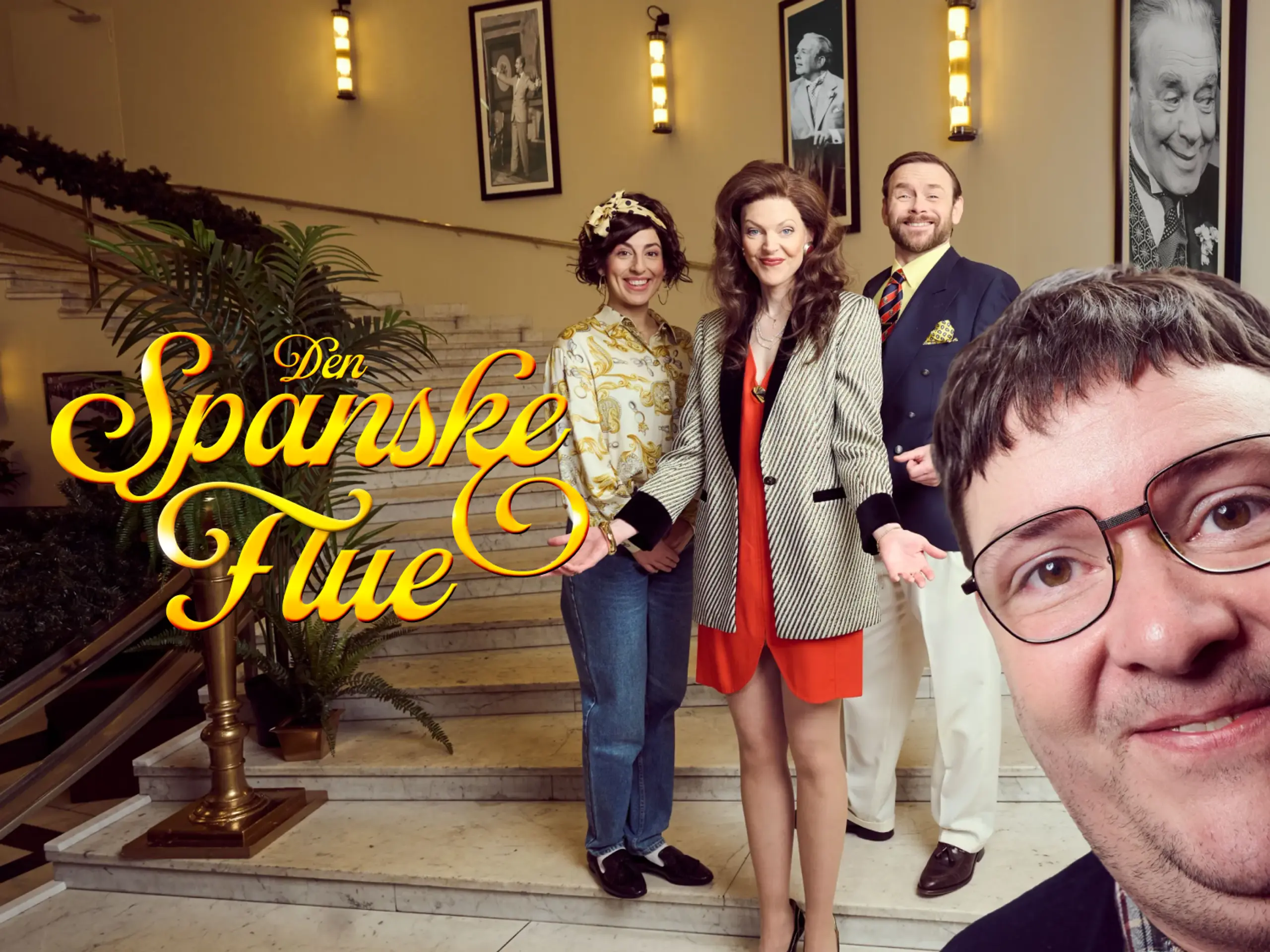Tre personer i fargerike kostymer poserer smilende i en trapp med marmor og palmer, mens én mann står tett foran kamera med briller og rød sløyfe. Med tekst "Den spanske flue"