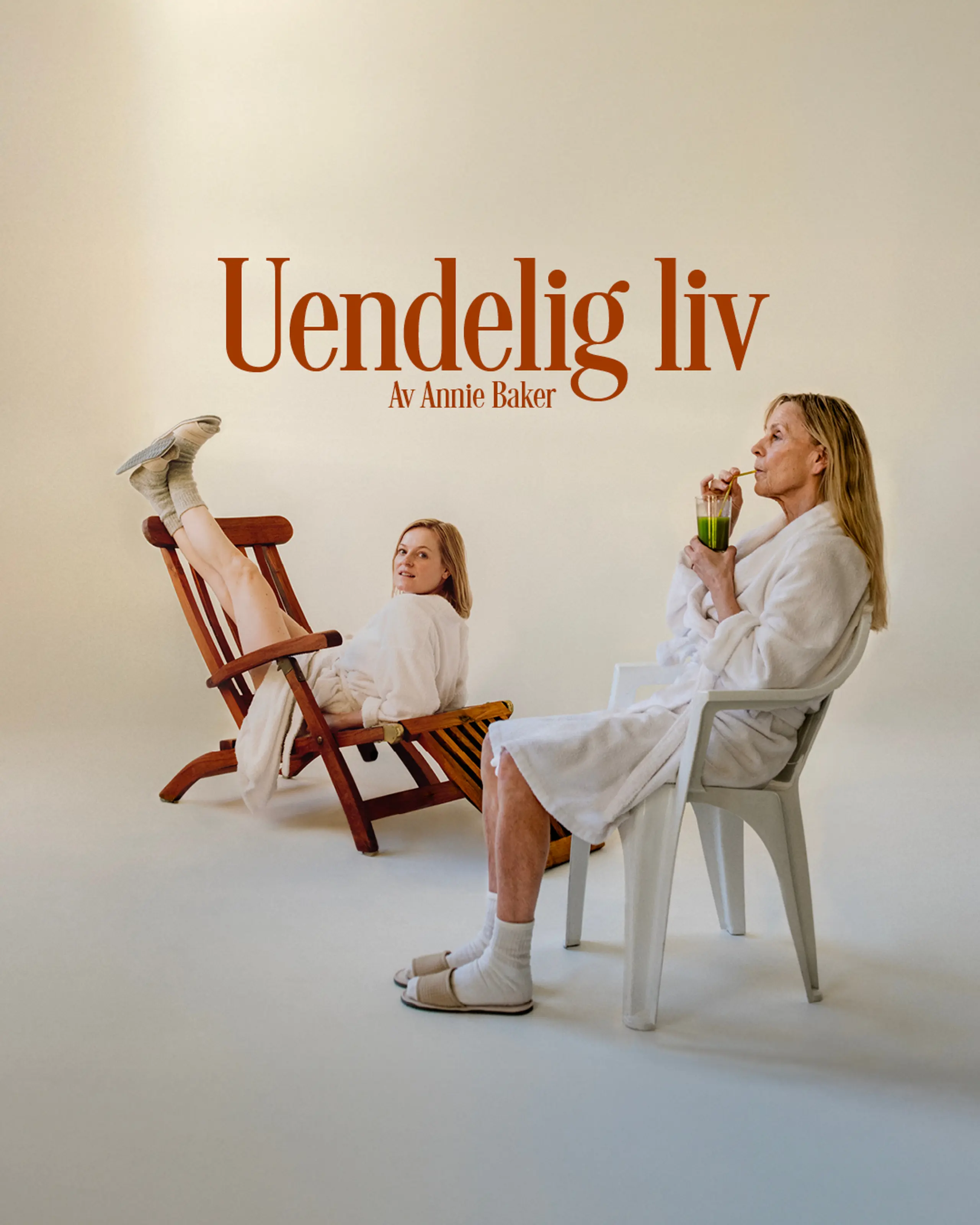 To kvinner i hvite morgenkåper. Den ene drikker en grønn jus mens hun sitter i en hvit plaststol. Den andre sitter feil vei med beina opp på en brun solseng mens hun ser mot kamera. Med tekst "Uendelig liv av Annie Baker"