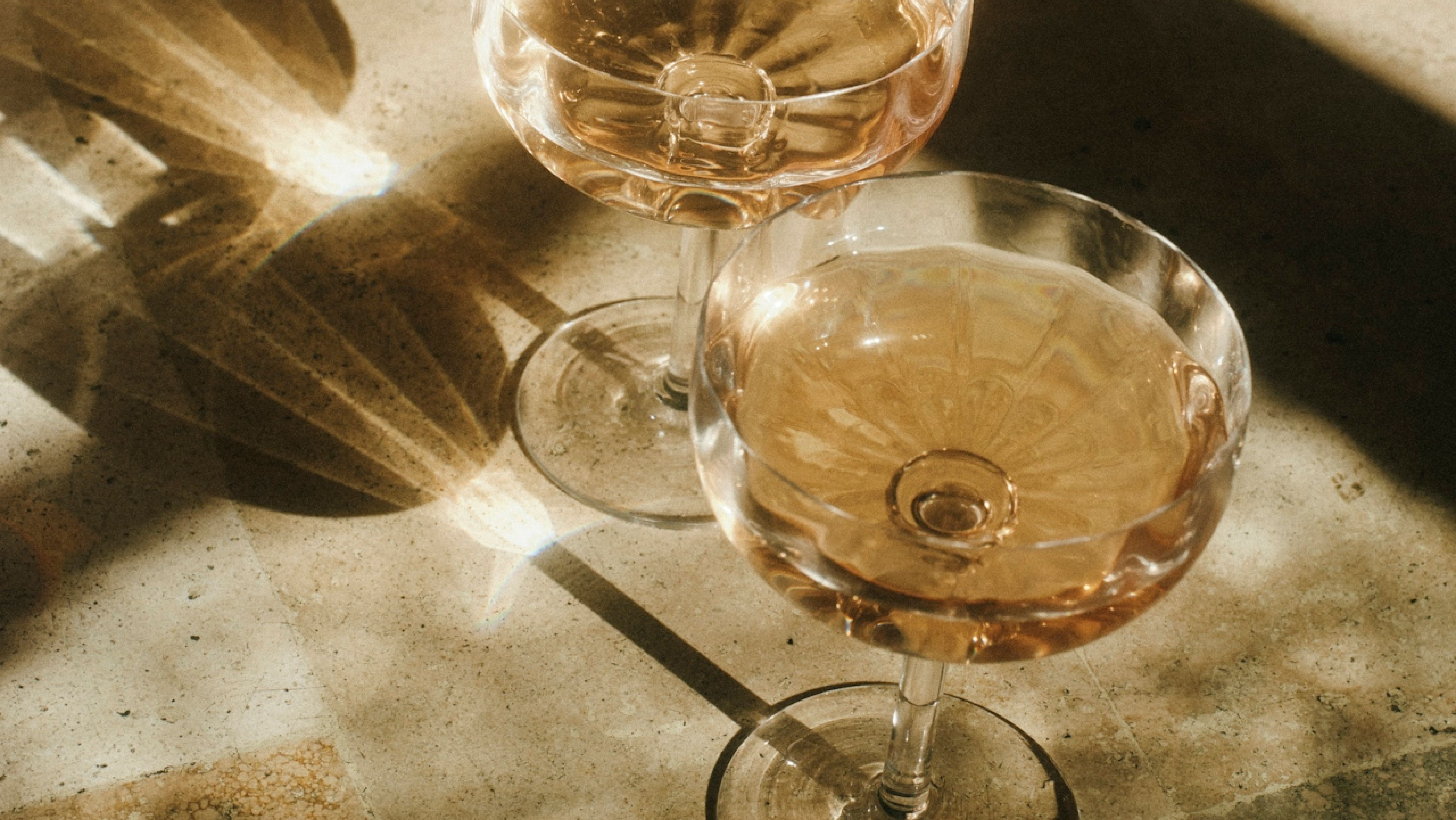 To glass på et bord