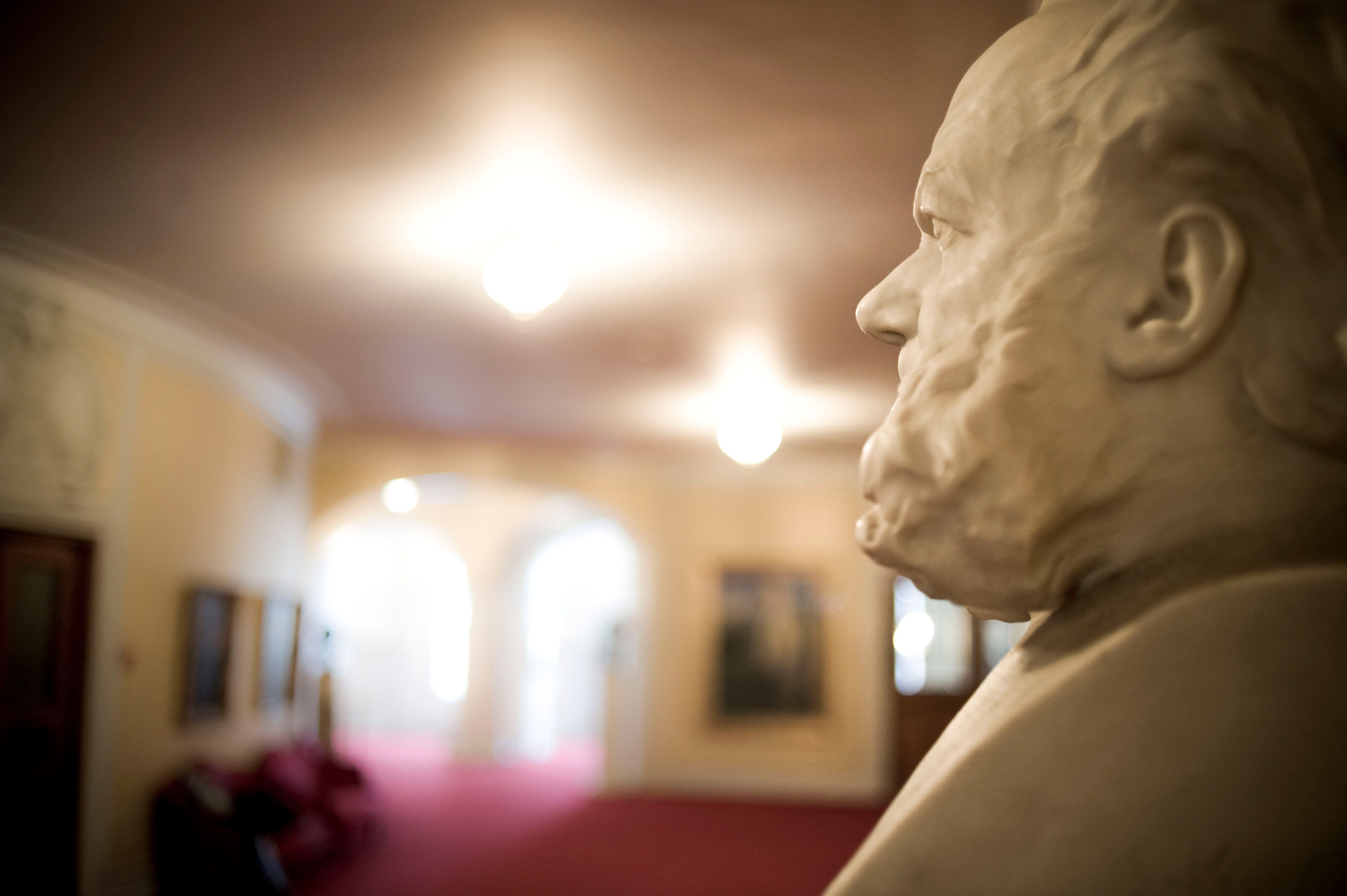 Byste av mann i profil i foajeen på Nationaltheatret