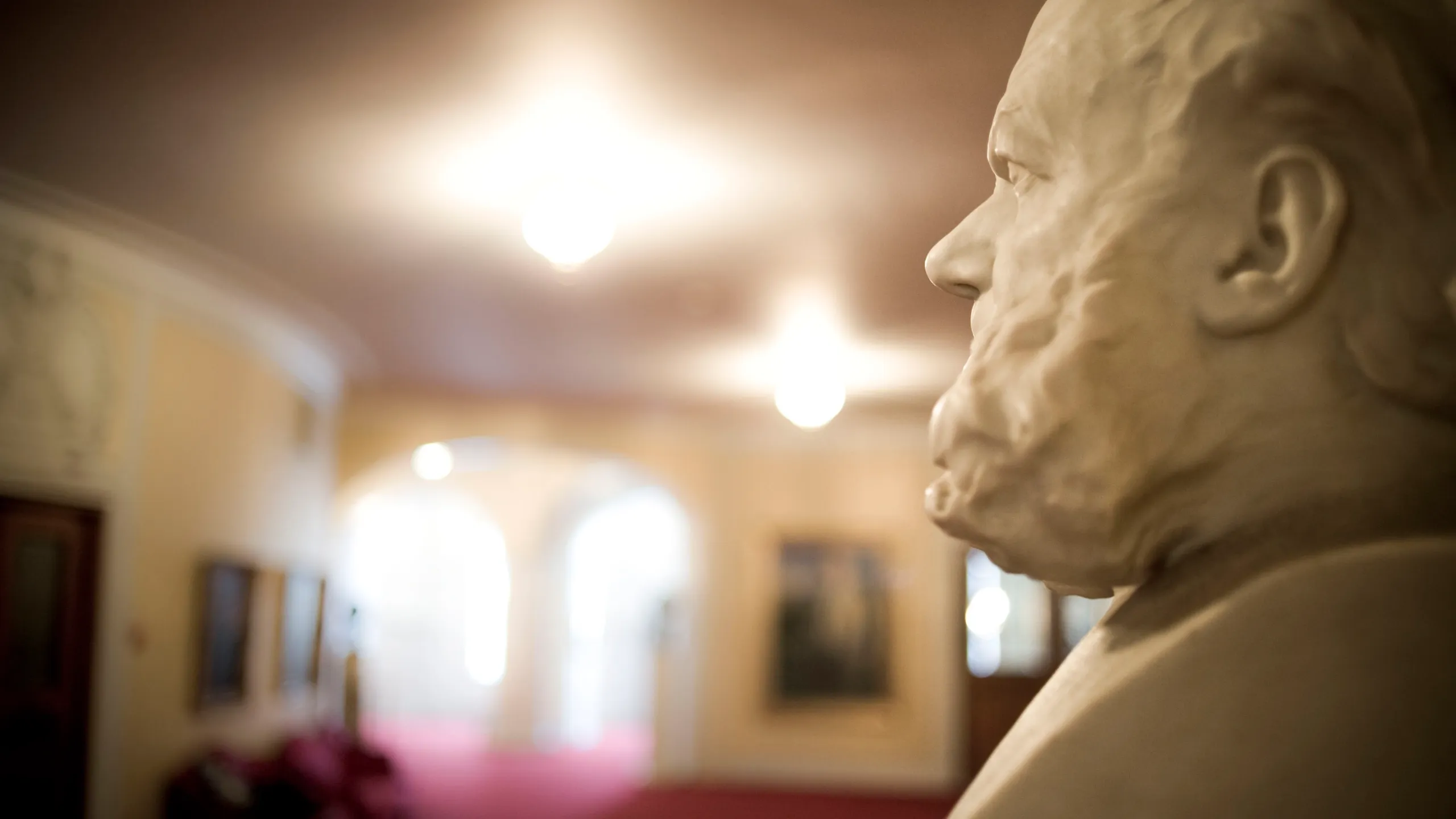 Byste av mann i profil i foajeen på Nationaltheatret