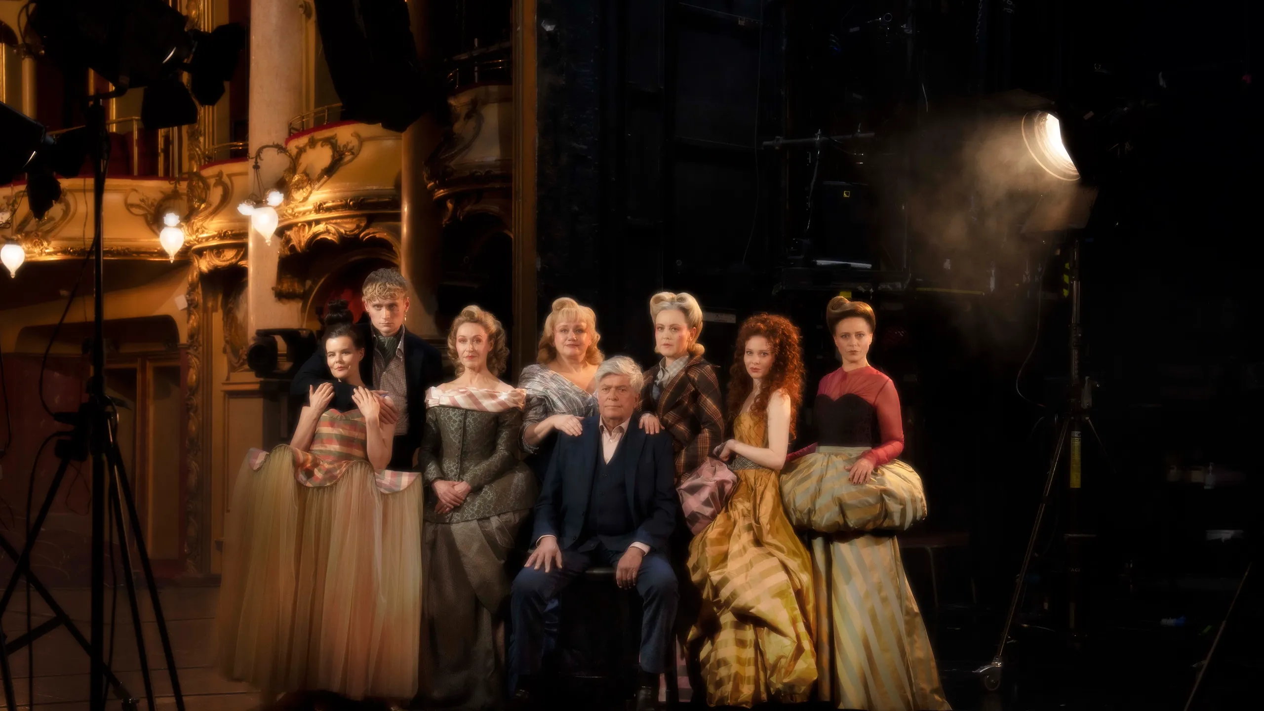 Gruppebilde av åtte skuespillere i store kostymer på Nationaltheatrets hovedscene