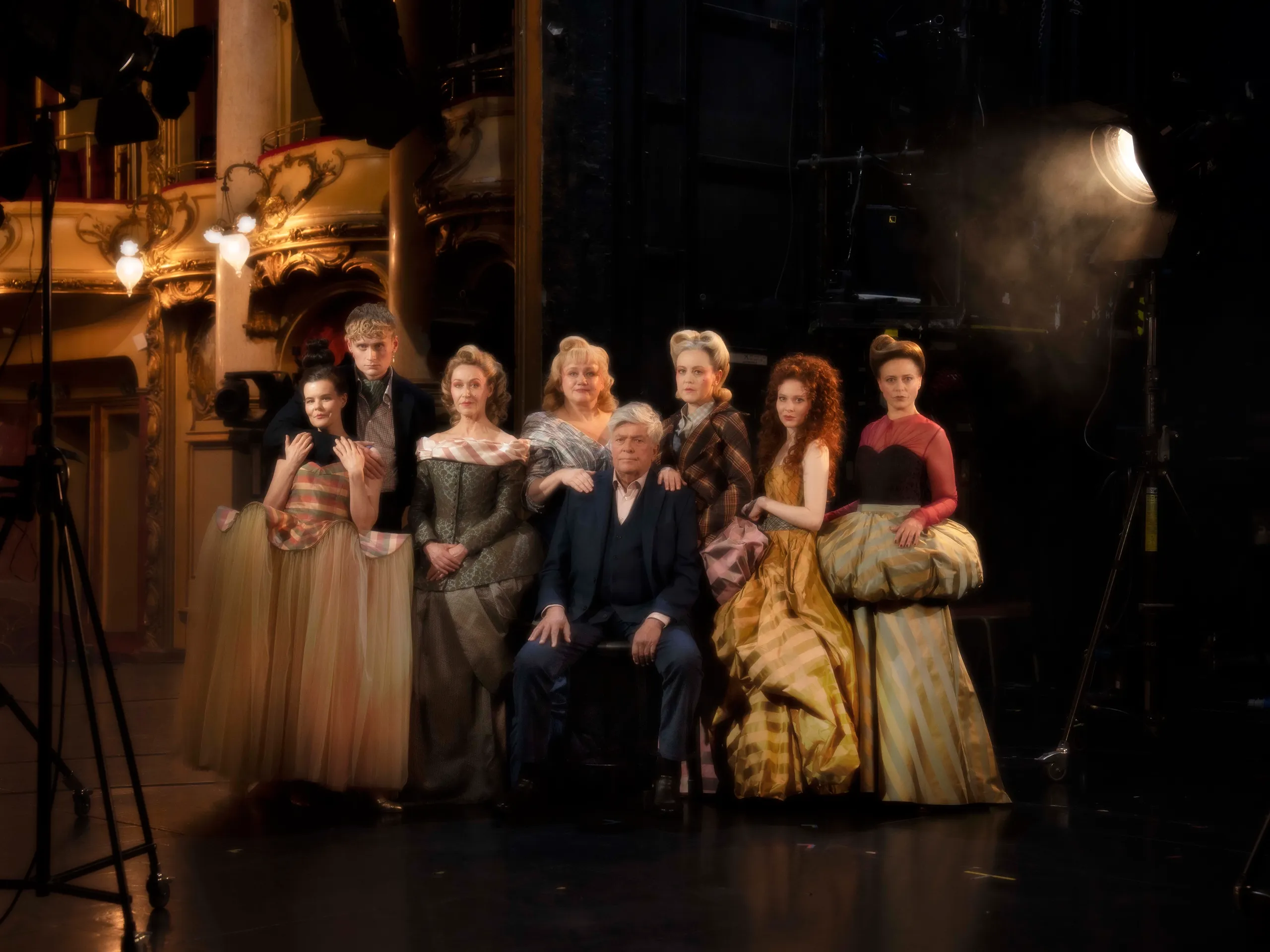 Gruppebilde av åtte skuespillere i store kostymer på Nationaltheatrets hovedscene