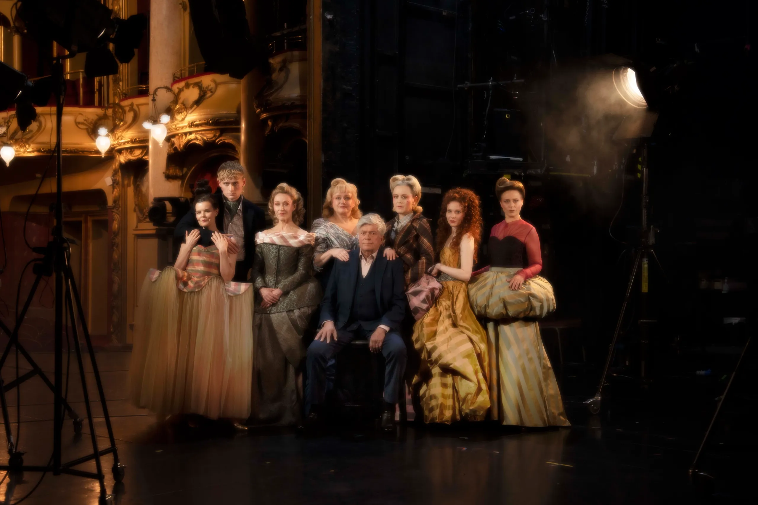 Gruppebilde av åtte skuespillere i store kostymer på Nationaltheatrets hovedscene