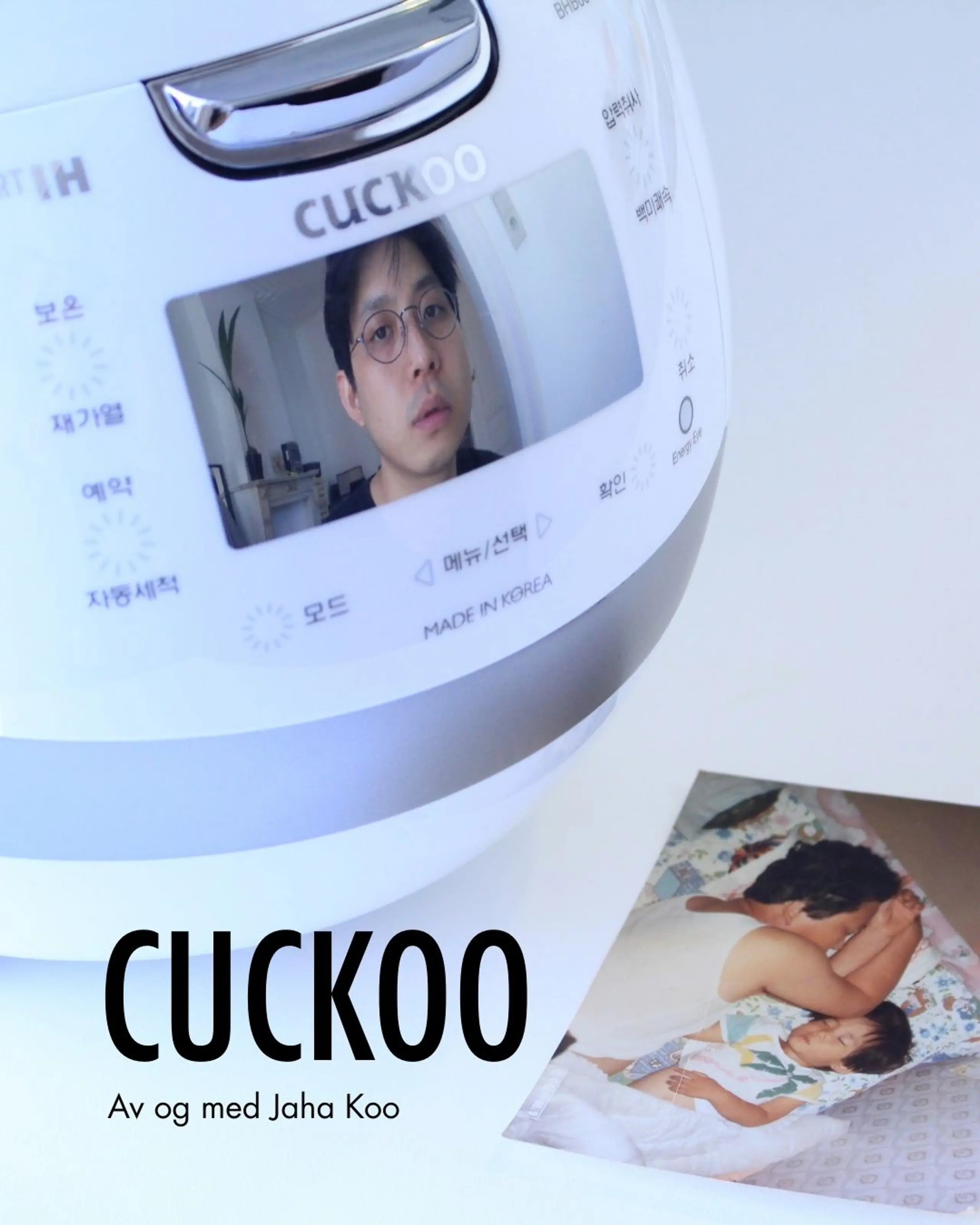 Et bilde av en elektrisk riskoker, hvor det vises bilde av en ung sørkoreansk mann på skjermen. Ved siden av riskokeren ligger det et fotografi av en voksen mann som sover ved siden av et barn.
