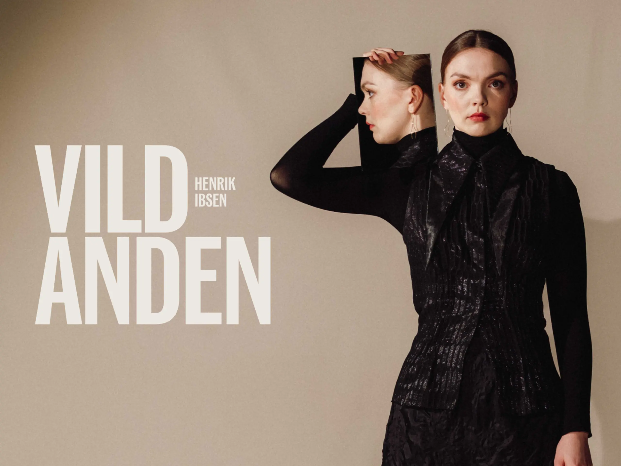 Kvinne i svart holder opp et speil ved siden av fjeset, så vi ser profilen hennes i det med tekst "Vildanden Henrik Ibsen"