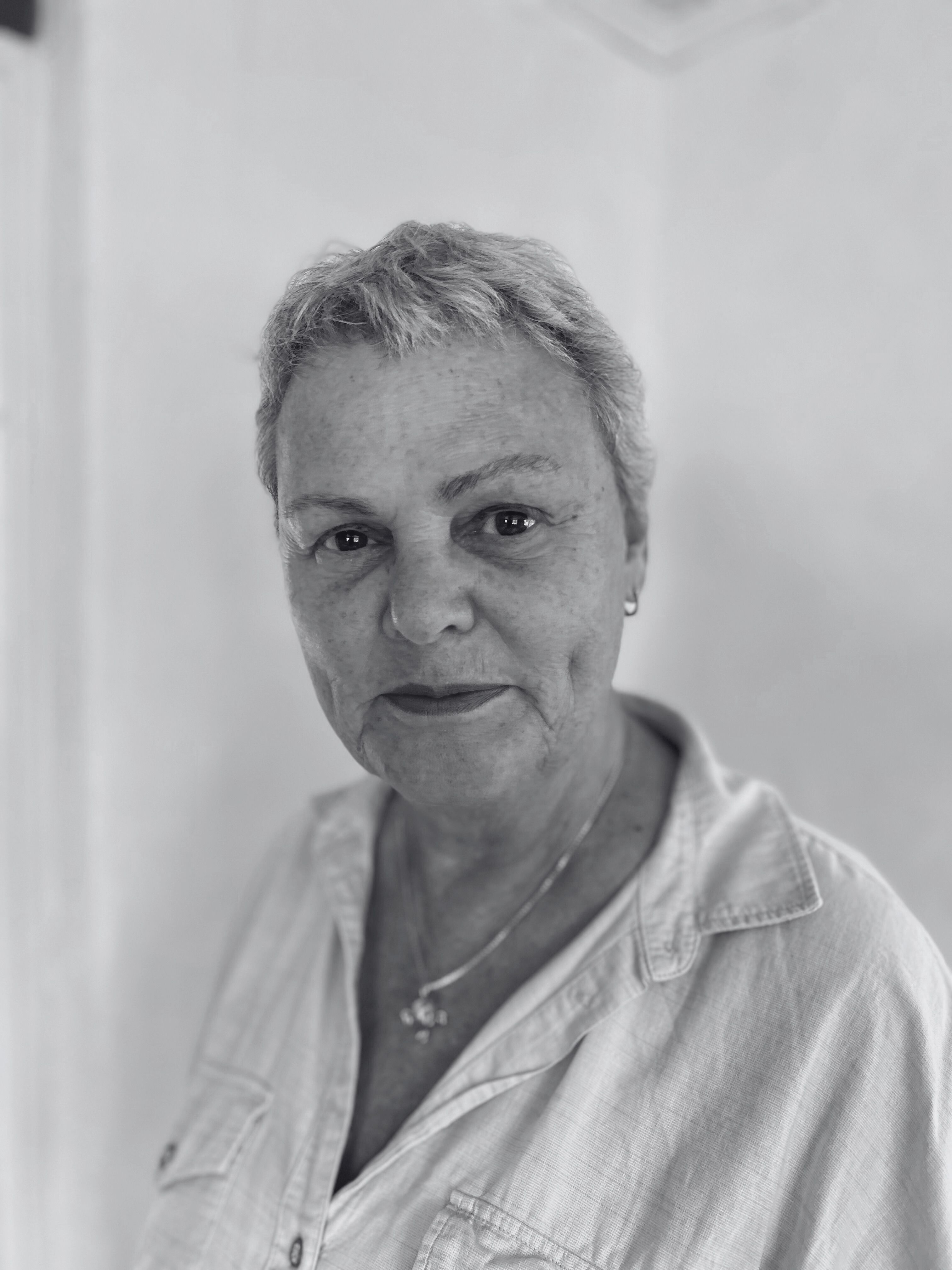 Svart hvitt-portrett av kvinne