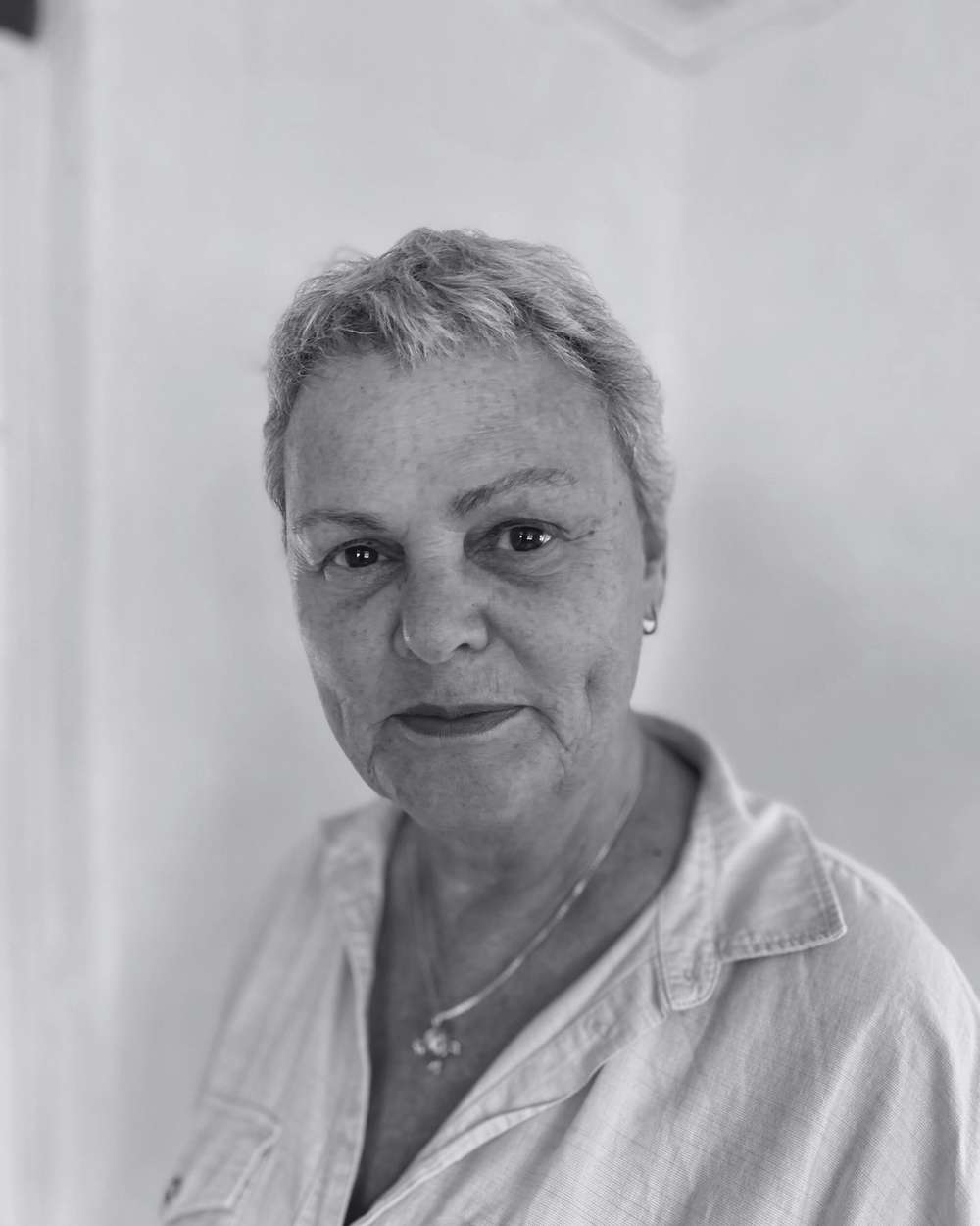 Svart hvitt-portrett av kvinne