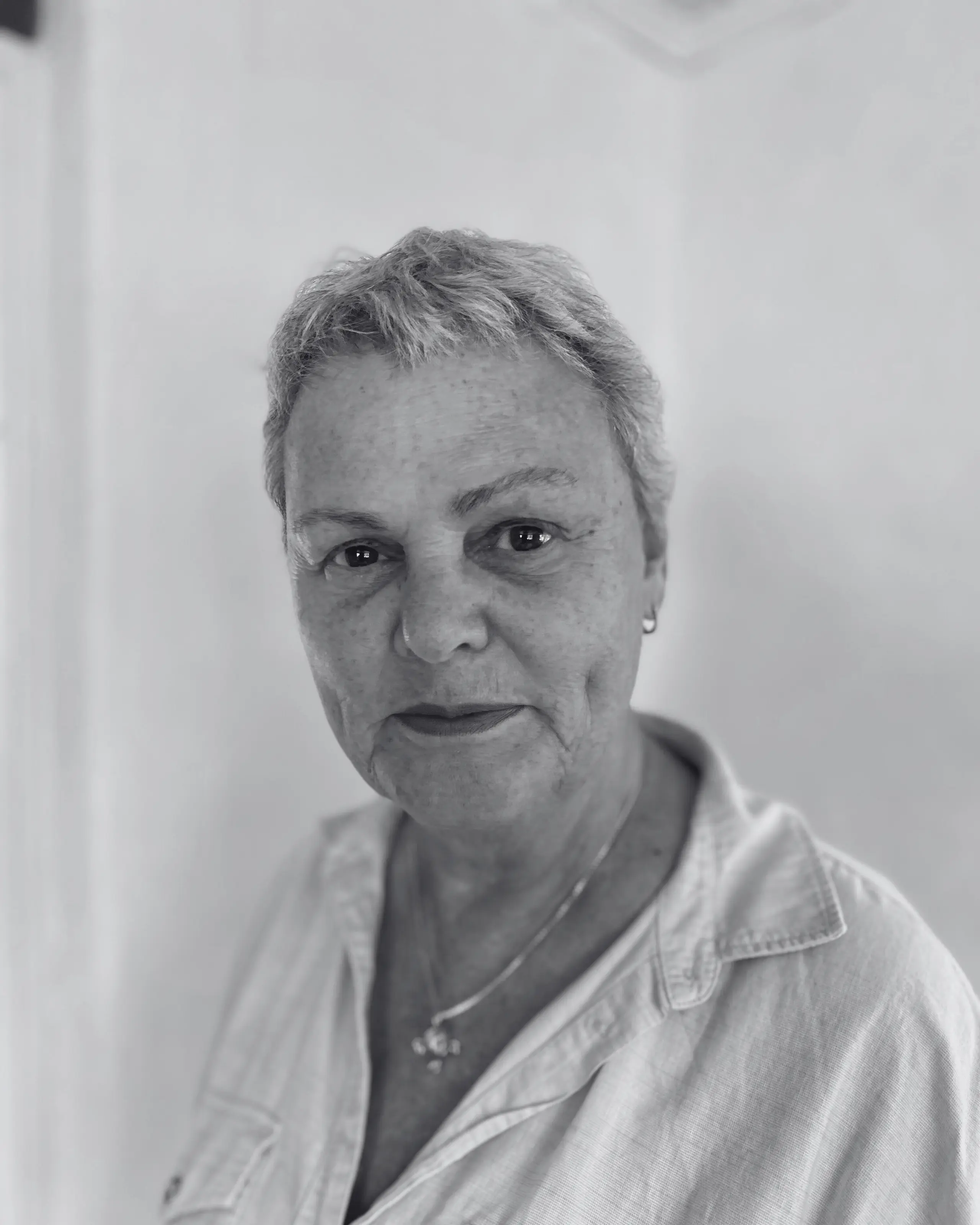 Svart hvitt-portrett av kvinne