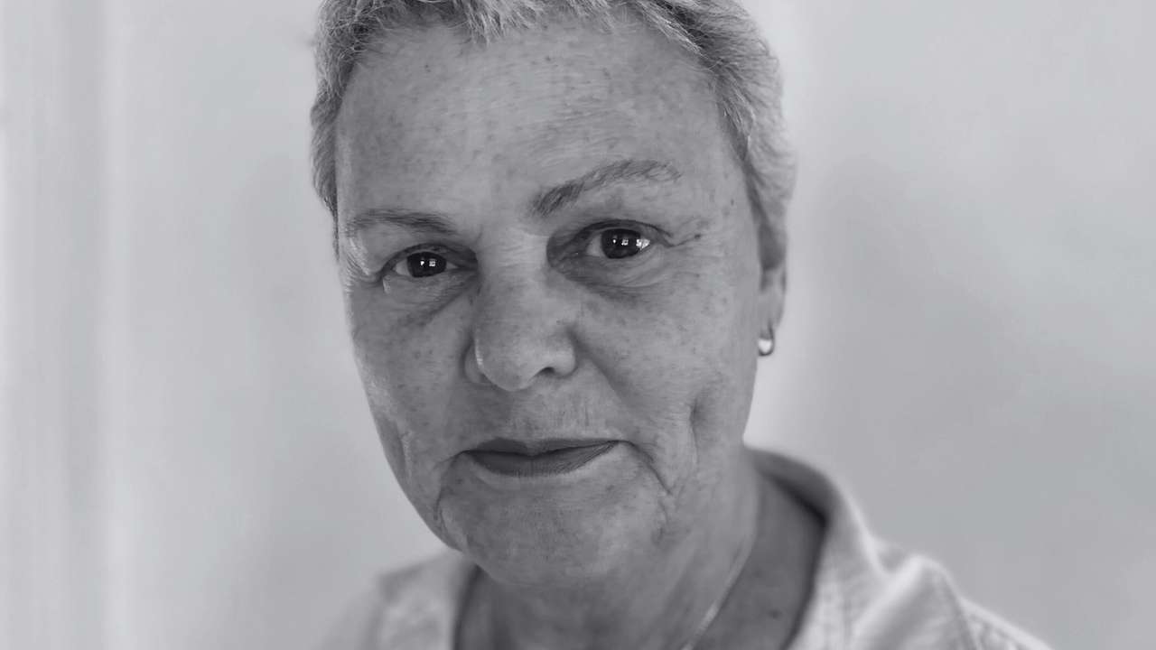 Svart hvitt-portrett av kvinne