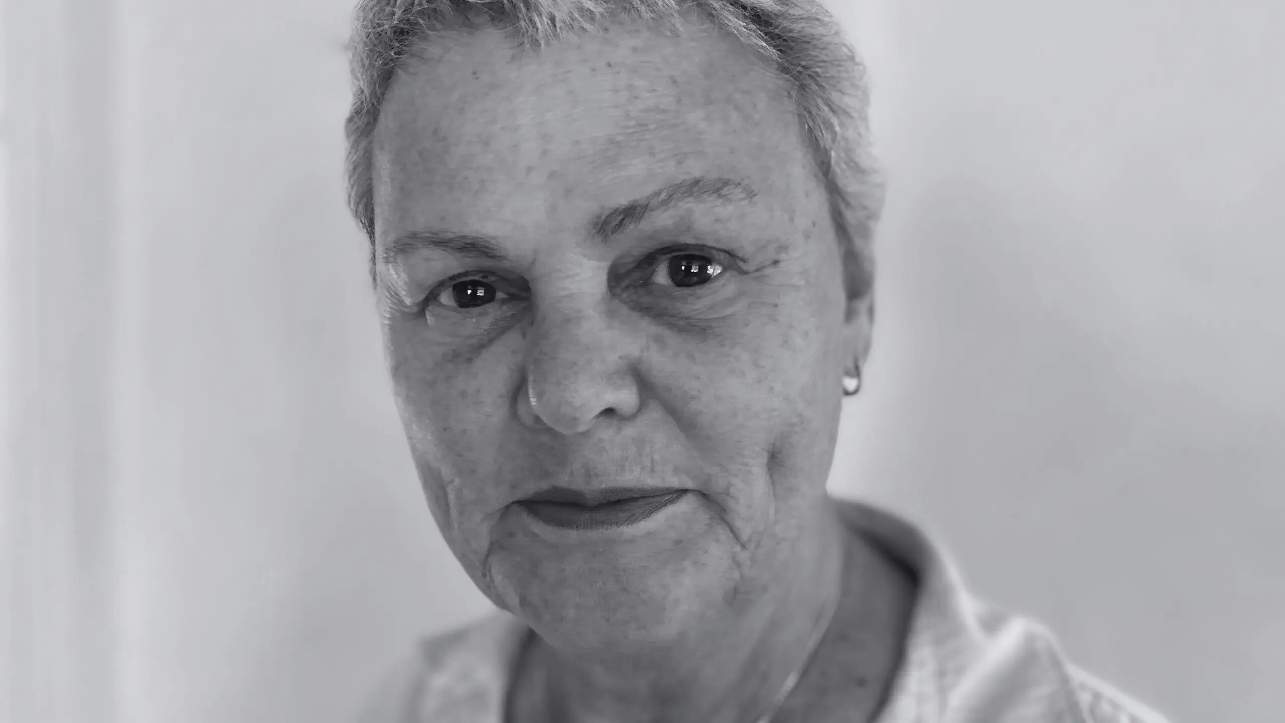 Svart hvitt-portrett av kvinne