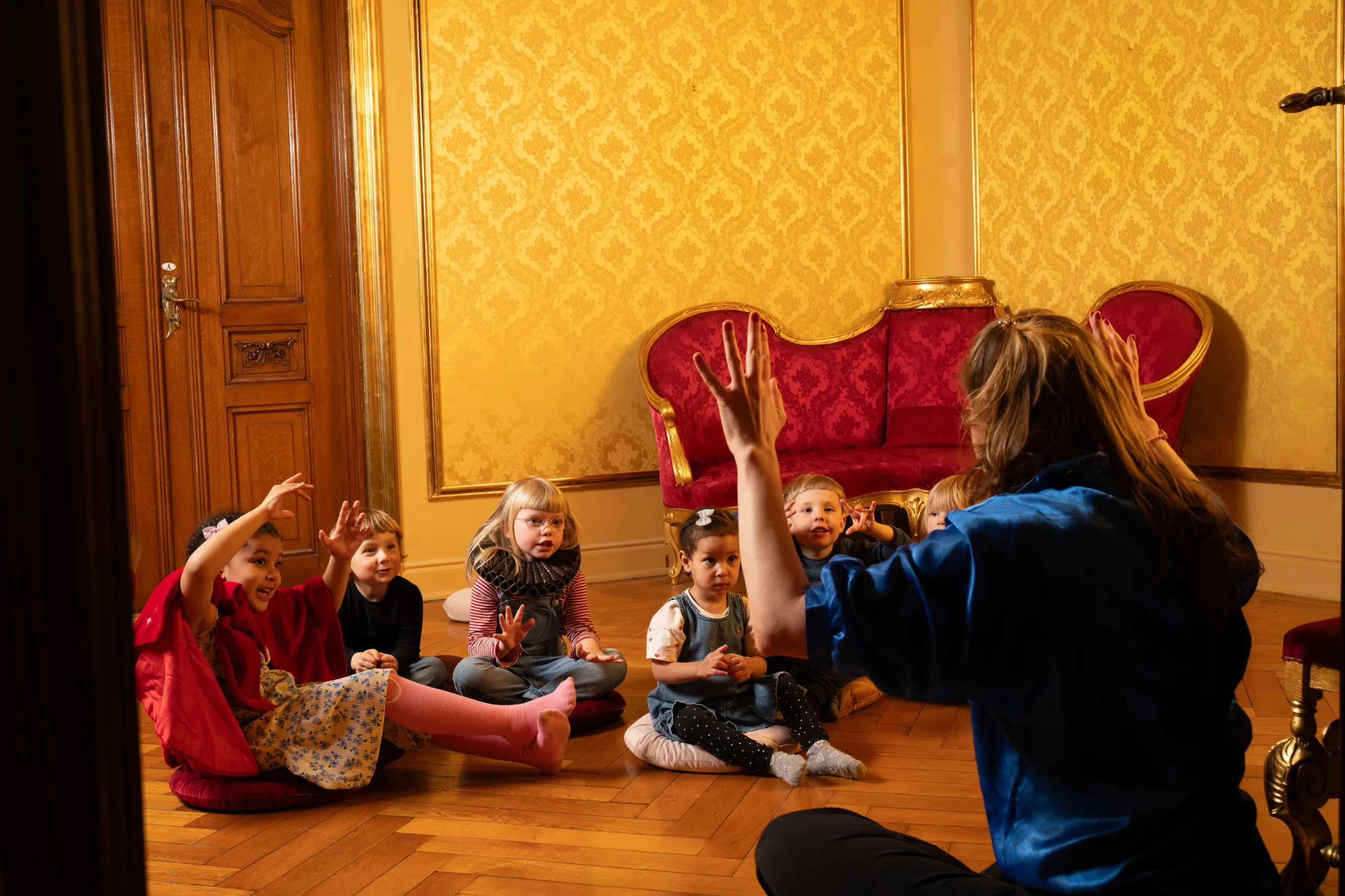 Barn i samlingsstund med en formidler