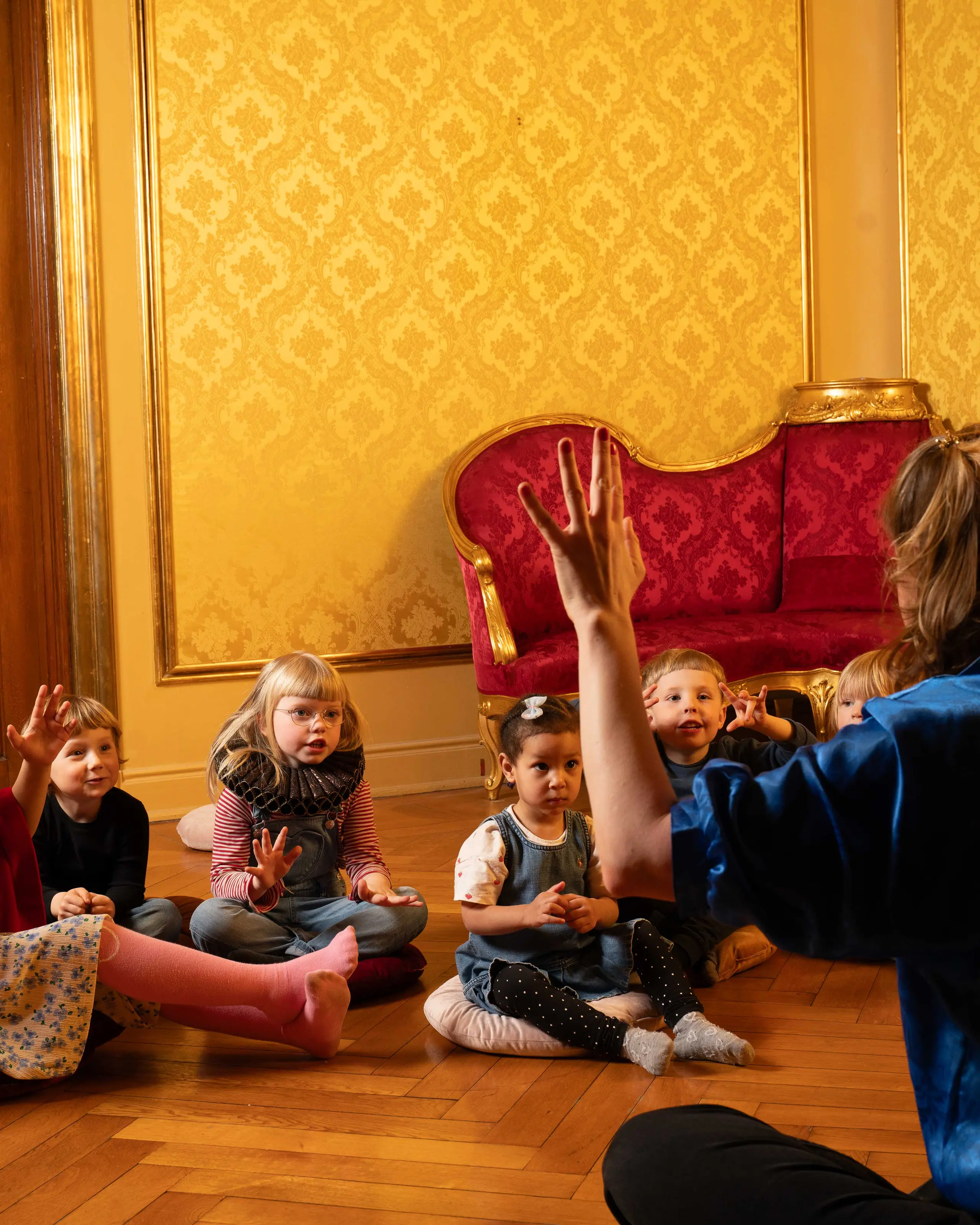 Barn i samlingsstund med en formidler