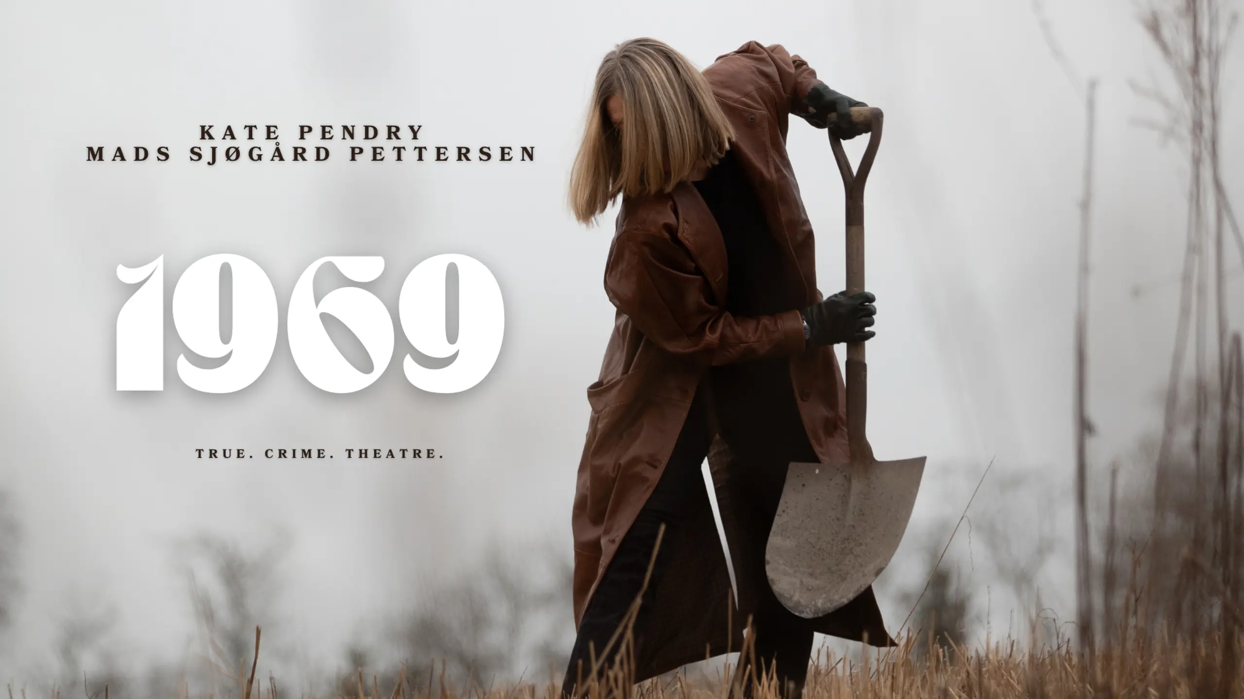 Person med blondt hår i brun frakk graver i en åker med en spade, mot en disig bakgrunn. Teksten viser ‘1969’, ‘Kate Pendry’, ‘Mads Sjøgård Pettersen’ og ‘True. Crime. Theatre.’