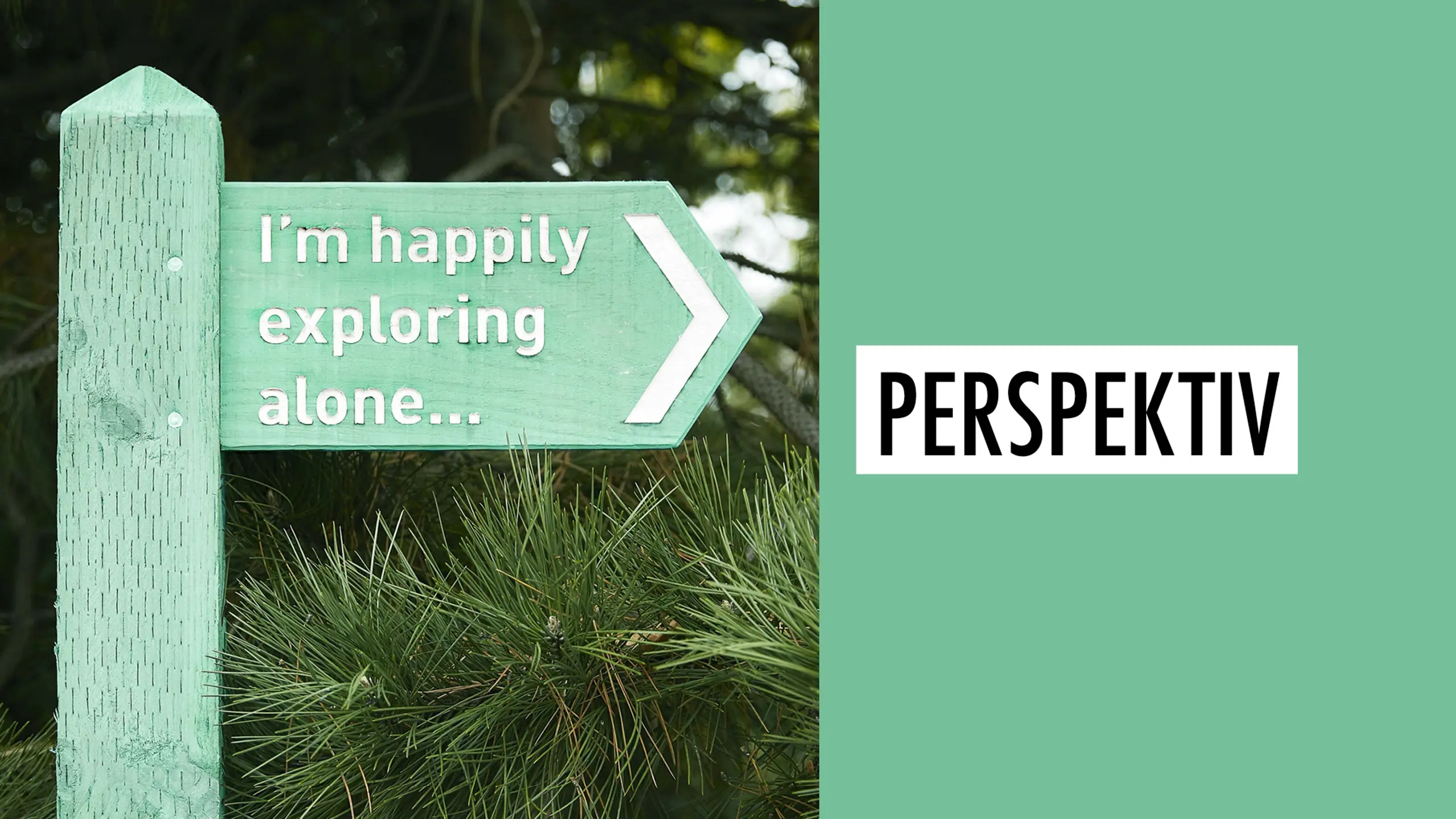 Grønt skilt i skogen som peker mot høyre. Det står "I'm happily exploring alone..." Ved siden av står det "Perspektiv" på grønn bakgrunn