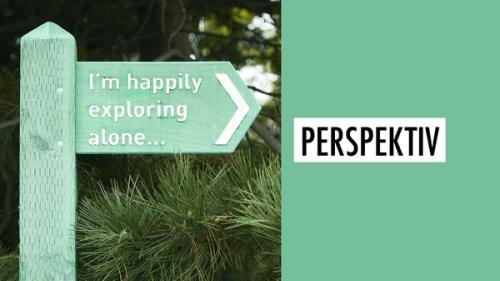 Grønt skilt i skogen som peker mot høyre. Det står "I'm happily exploring alone..." Ved siden av står det "Perspektiv" på grønn bakgrunn