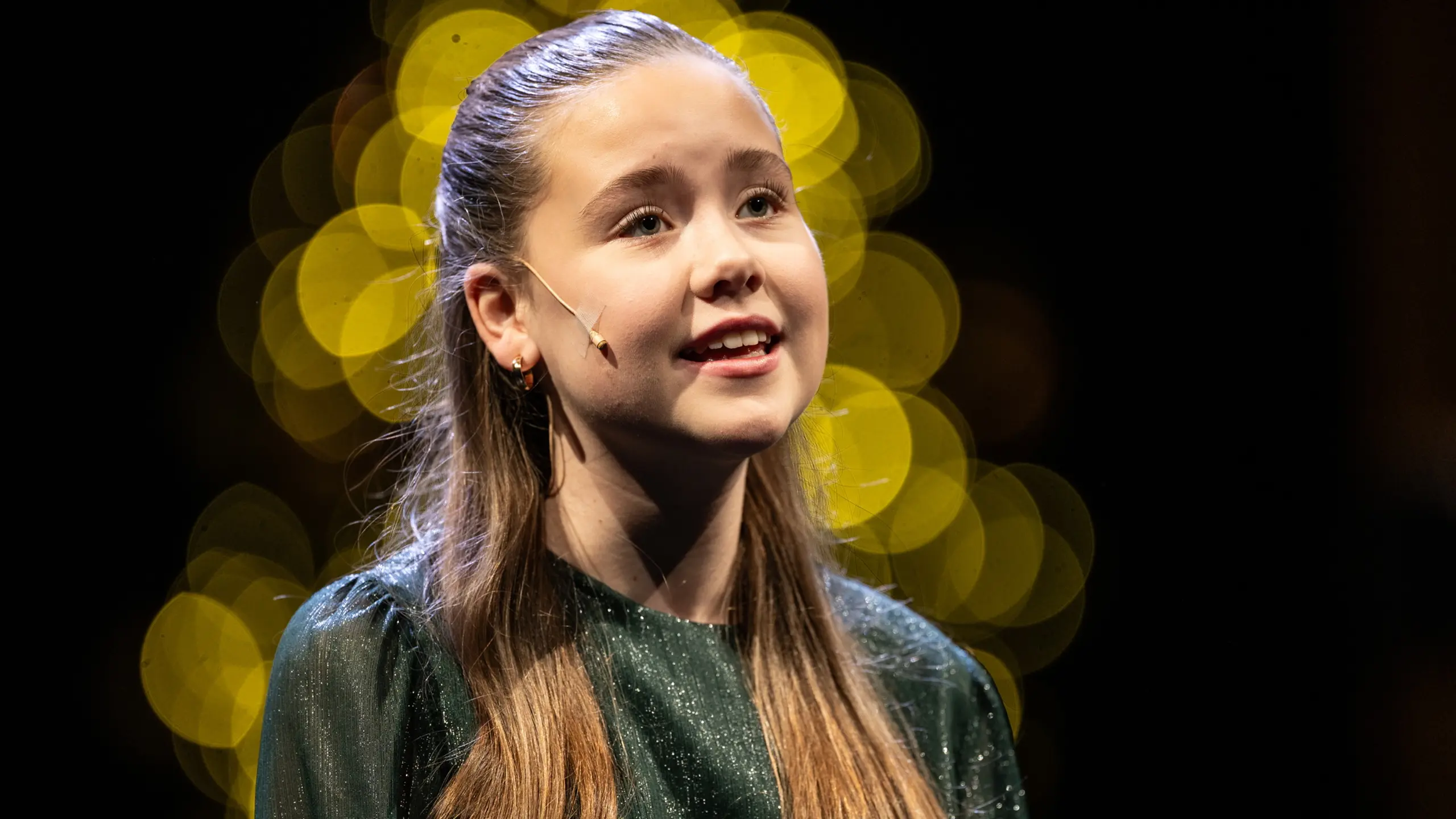 Jente som synger med mygg på kinnet