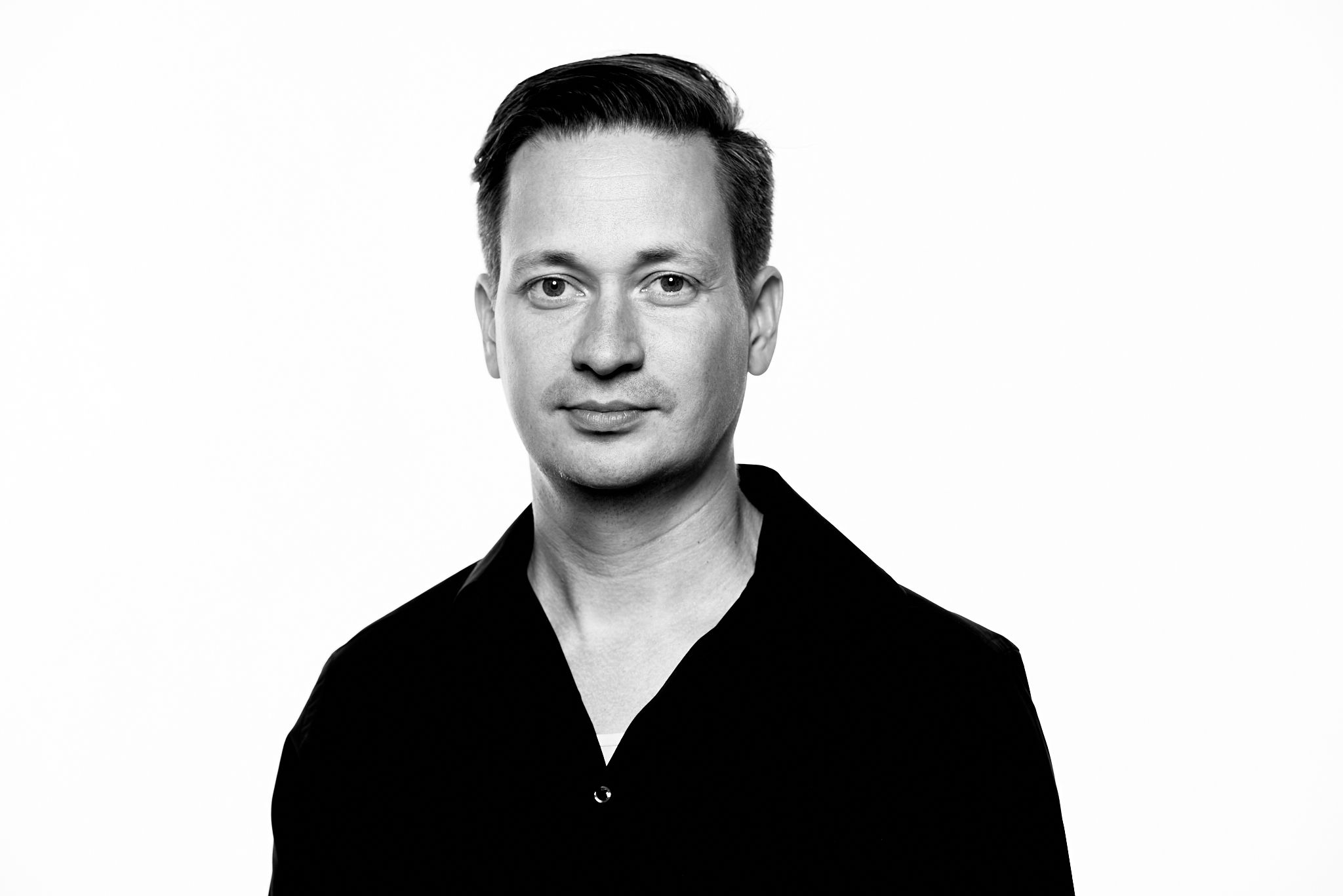 Svart hvitt-portrett av mann