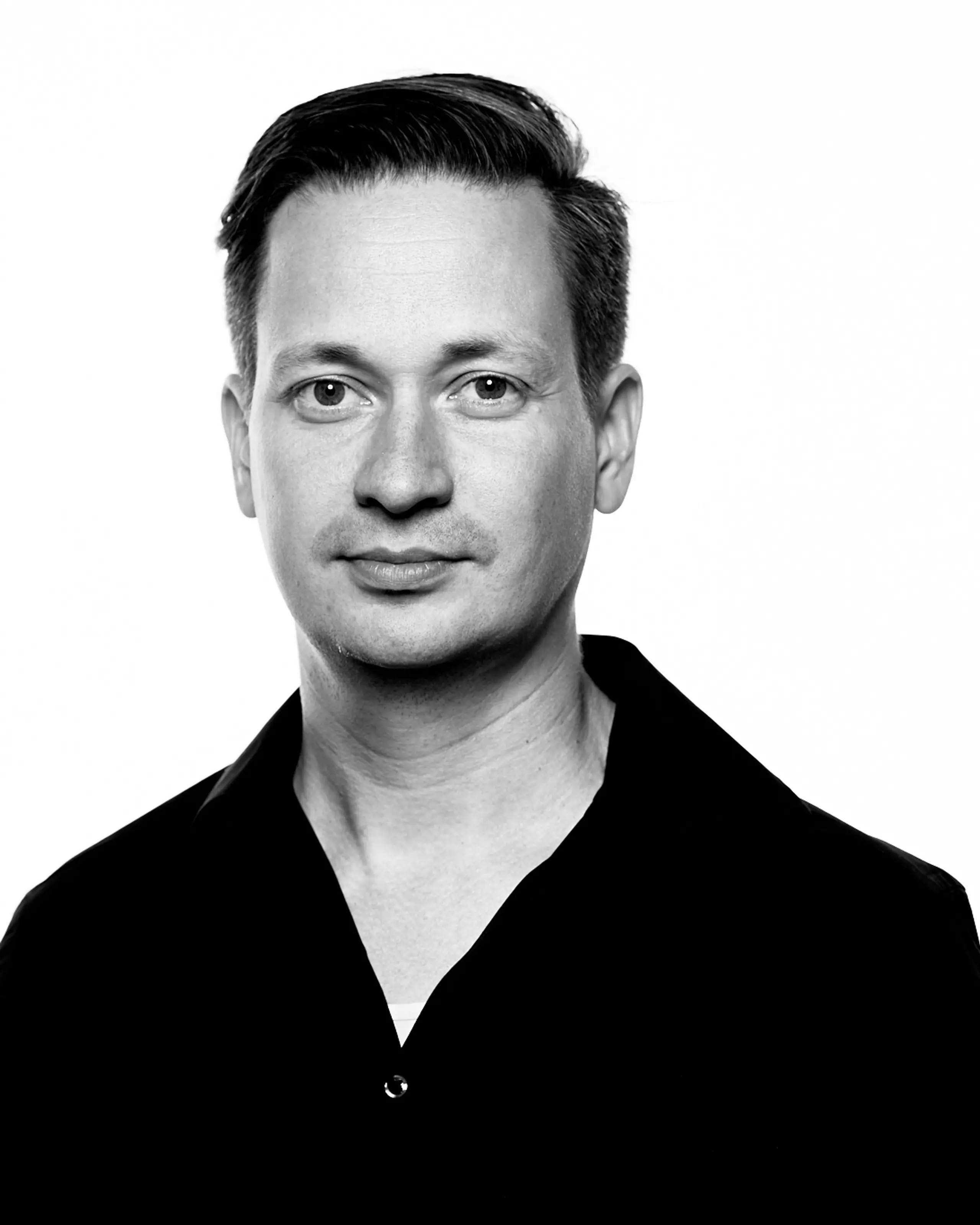 Svart hvitt-portrett av mann