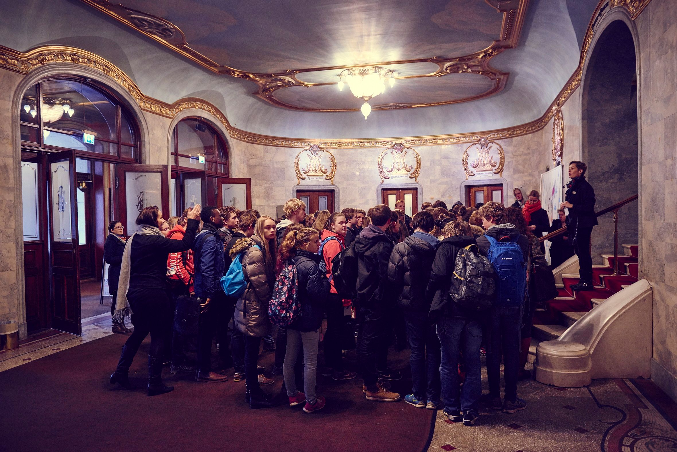 Skoleelever i vestibylen