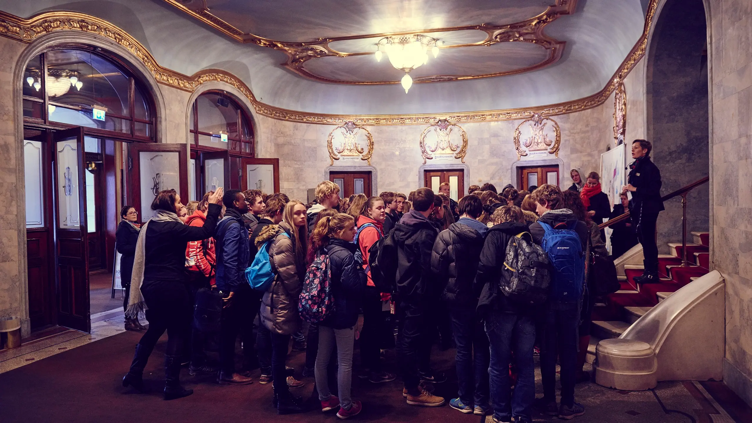 Skoleelever i vestibylen