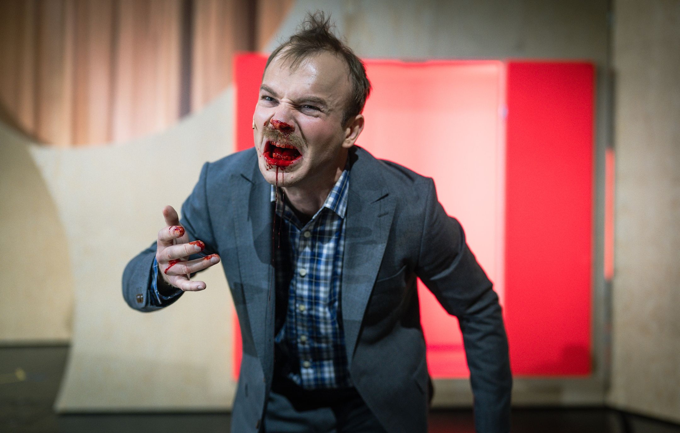 Mann med blodig fjes