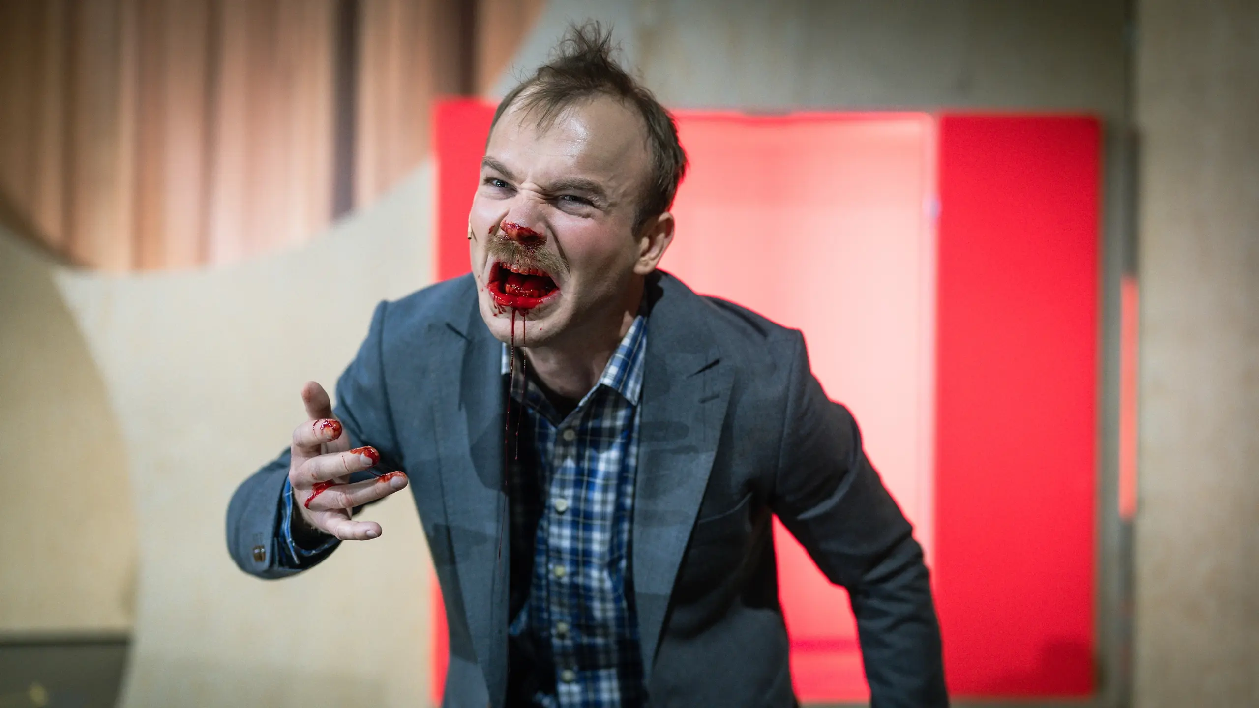 Mann med blodig fjes