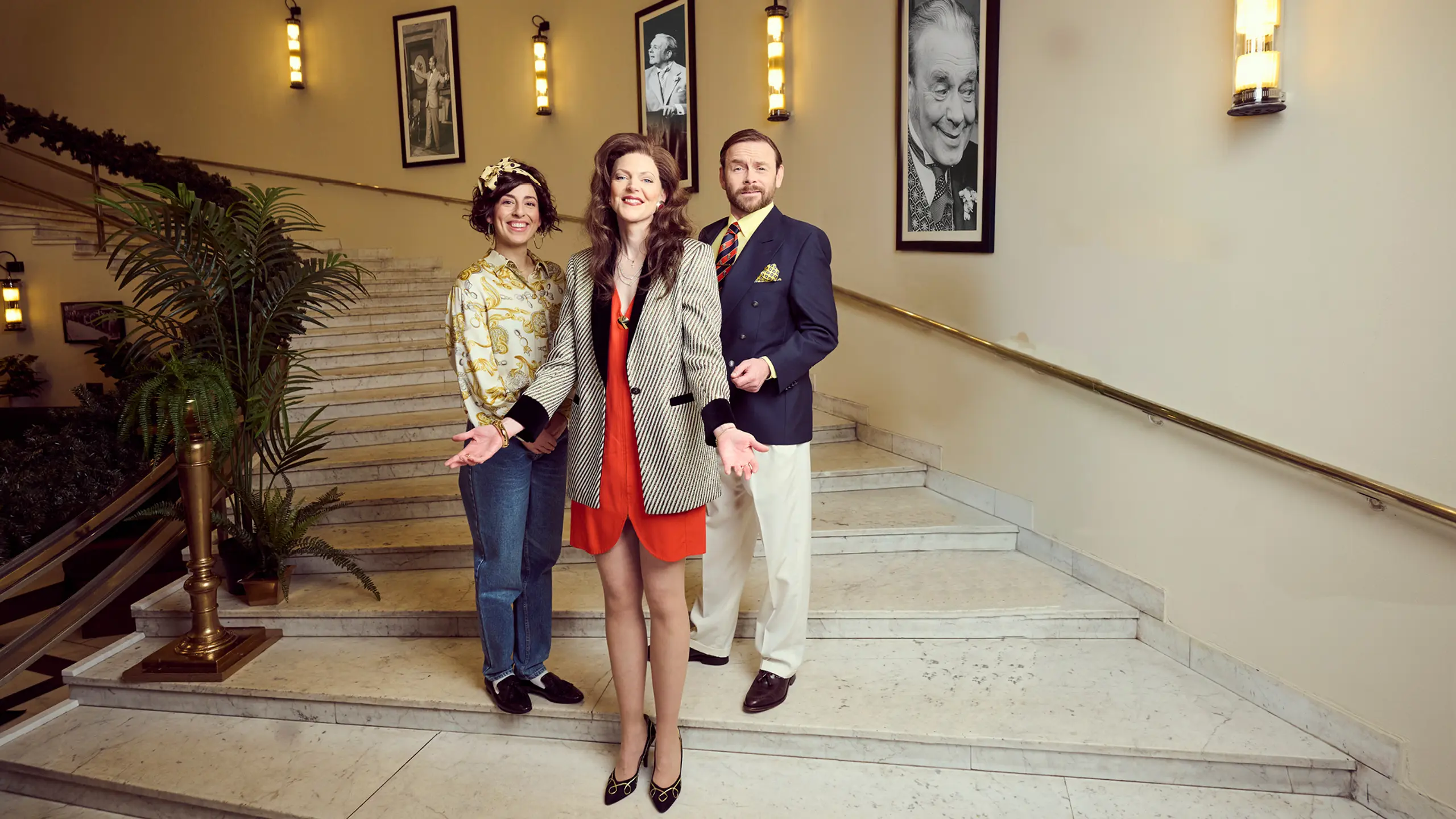 Tre personer i en trapp