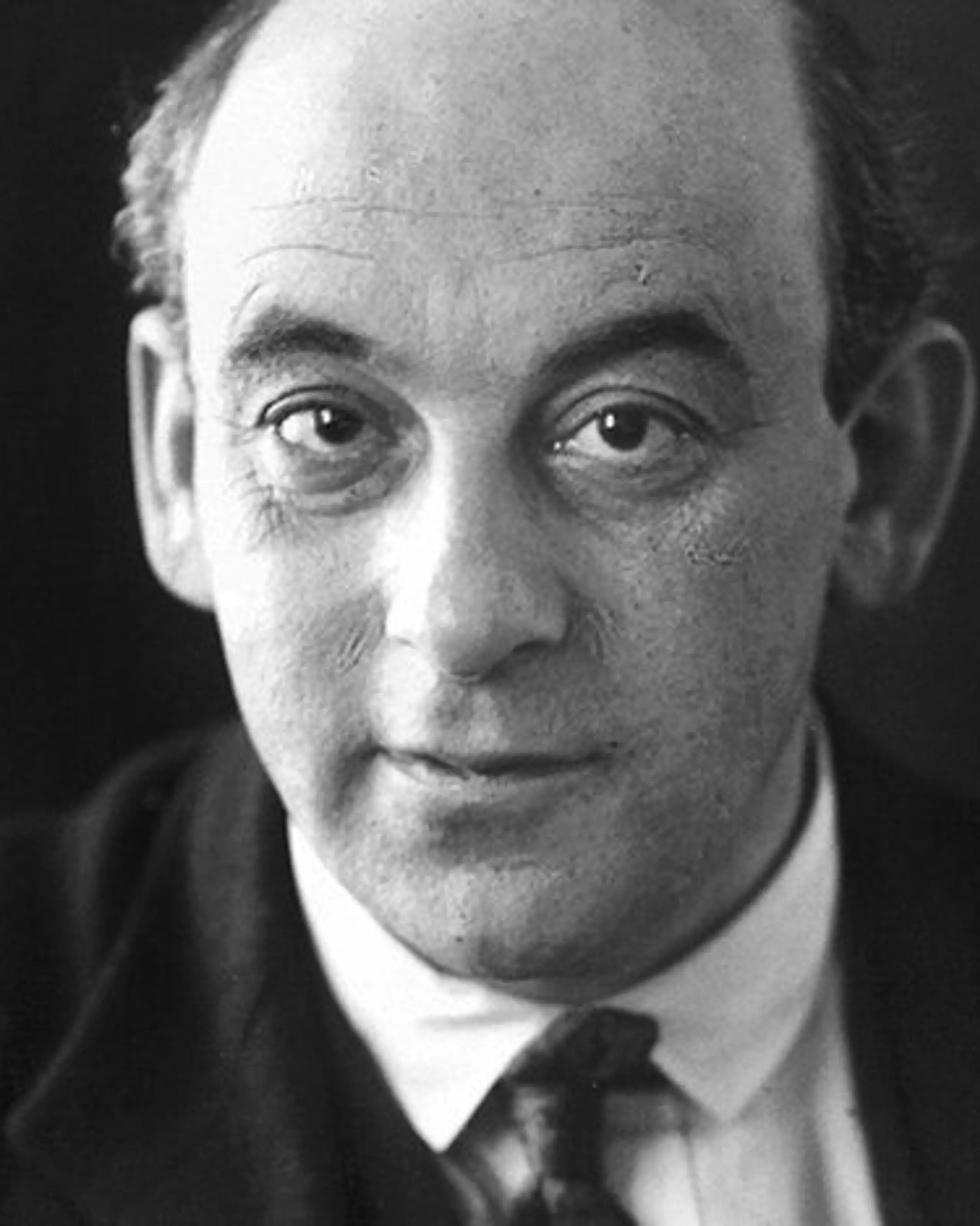 Svart hvitt-portrett av mann