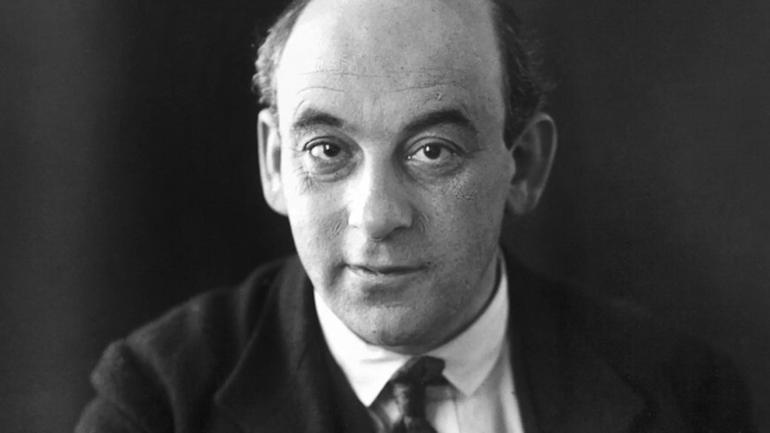 Svart hvitt-portrett av mann