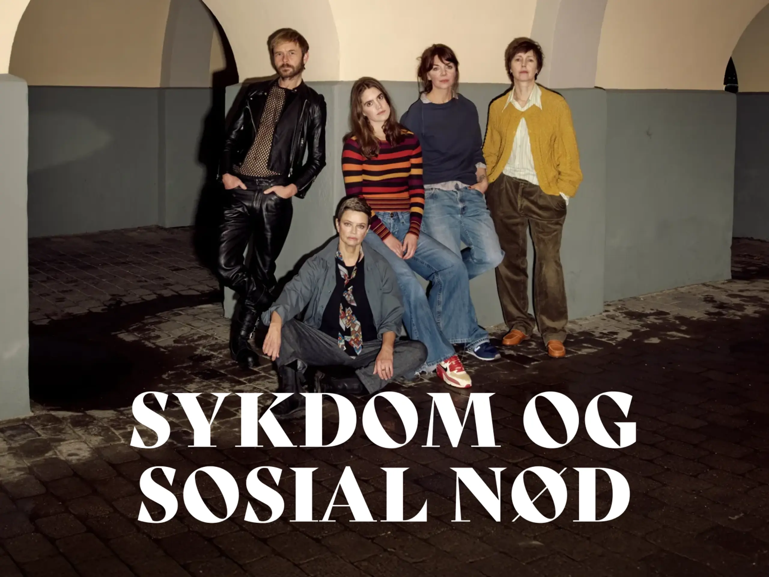 Gruppe med fire kvinner og en mann i en buegang. De er alvorlige, den ene kvinnen sitter, resten står og lener seg mot veggen med tekst "Sykdom og sosial nød"