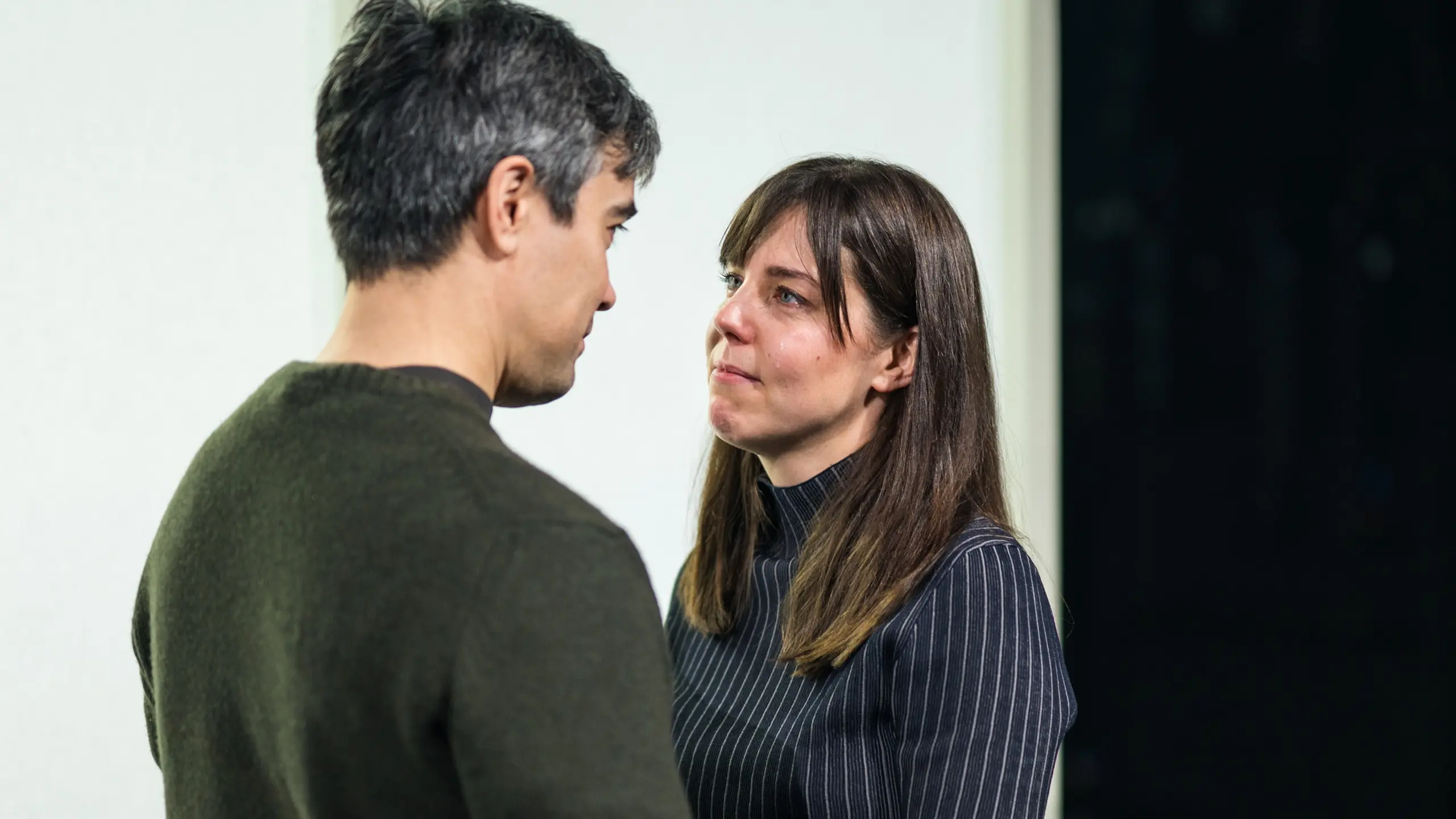 En mann og en kvinne ser på hverandre. Kvinnen gråter