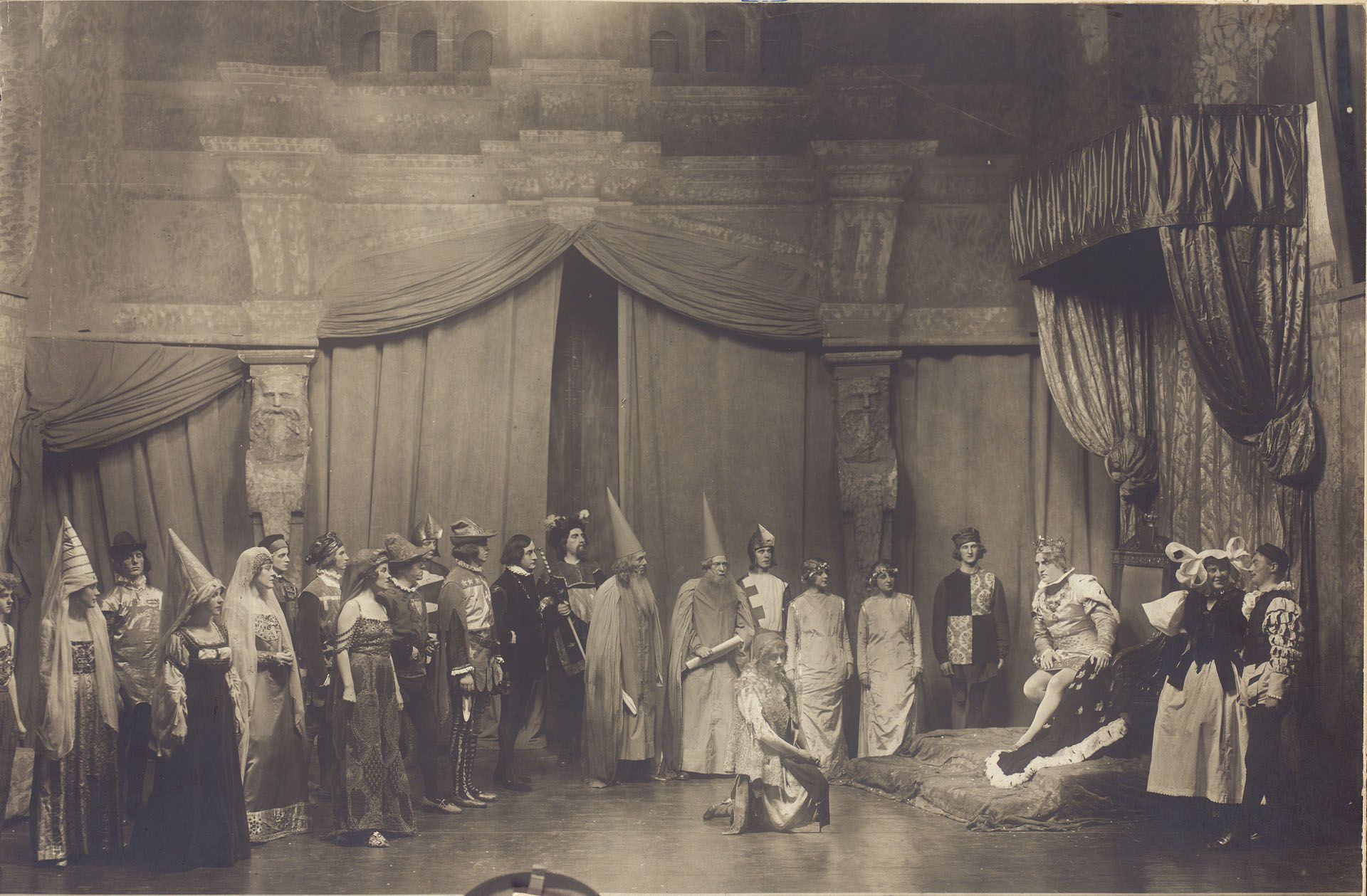 Gammelt bilde av scenen med Sonja foran kongen i Reisen til julestjernen