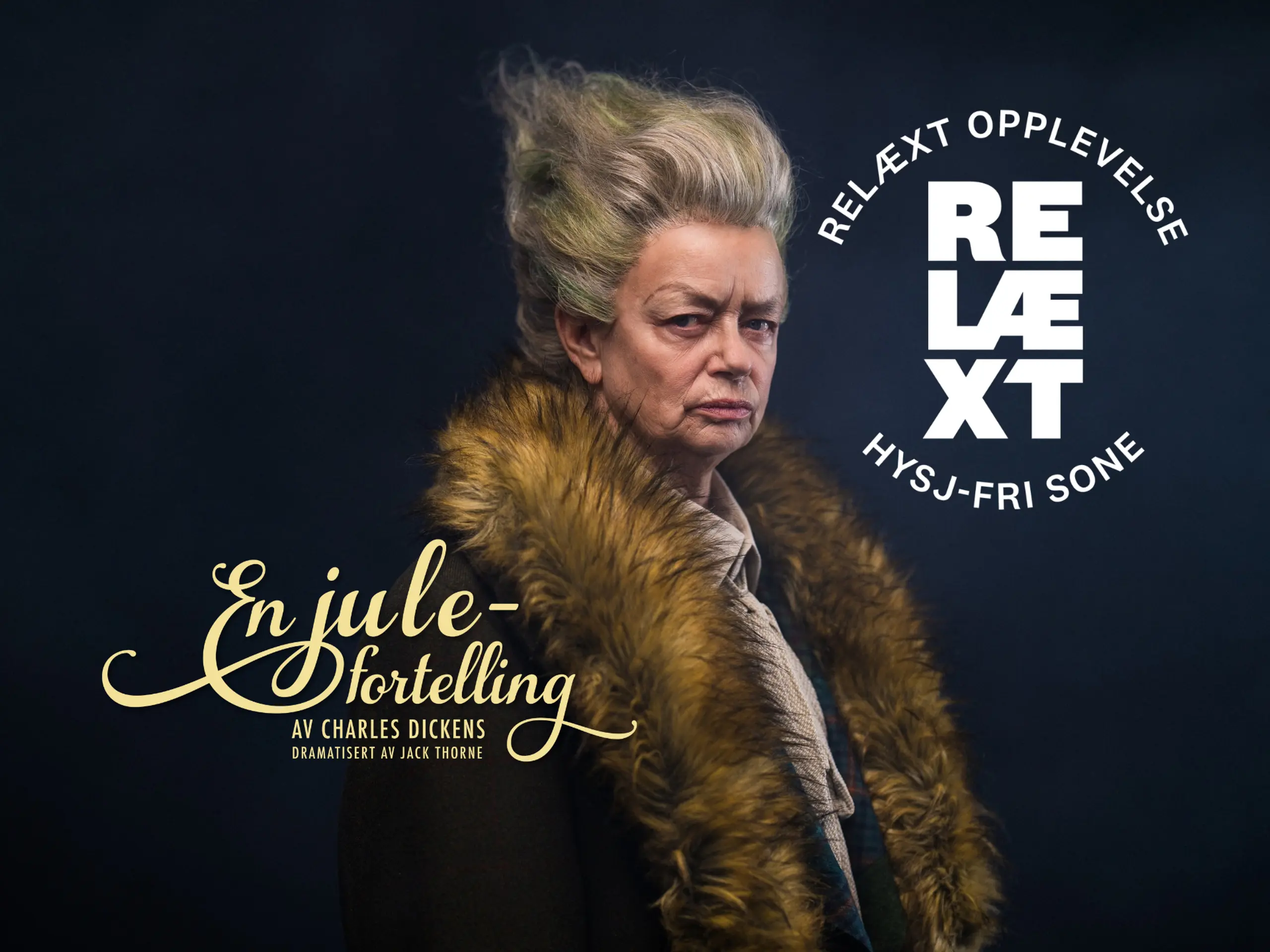 Kvinne i pelskrage med seriøst uttrykk med tittel "En julefortelling av Charles Dickens dramatisert av Jack Thorne" og "Relæxt opplevelse Hysj-fri sone"