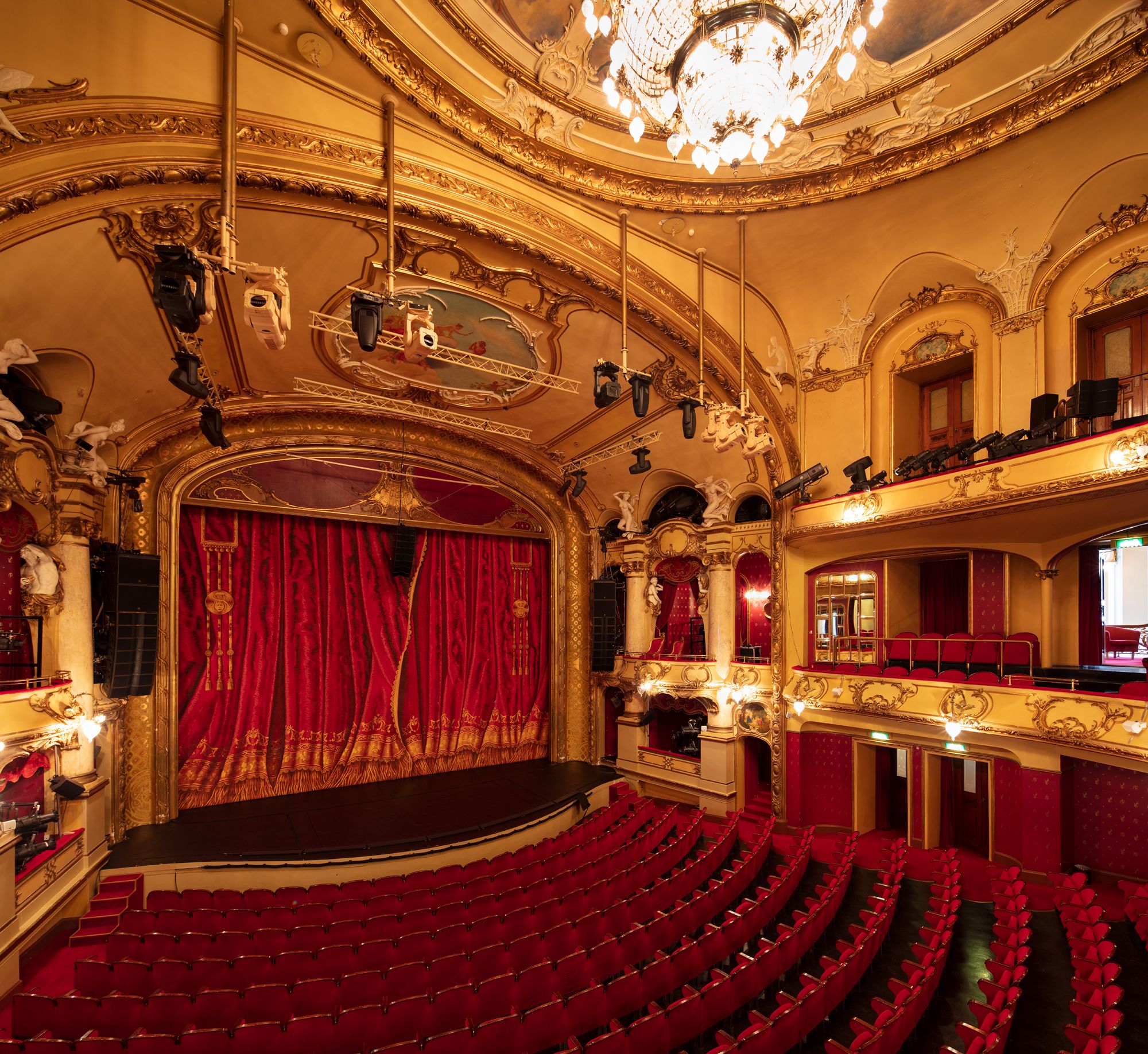 Hovedscenen med sitt karakteristiske sceneteppe